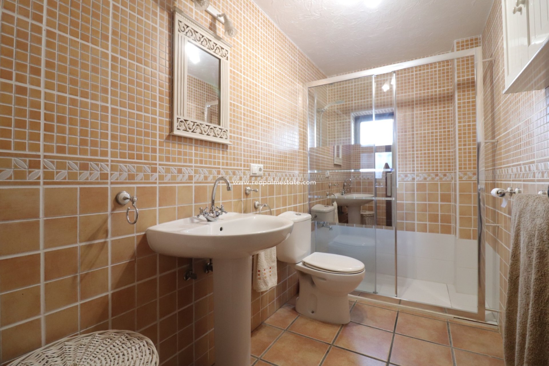 Resale - Finca / Country Property -
Albatera