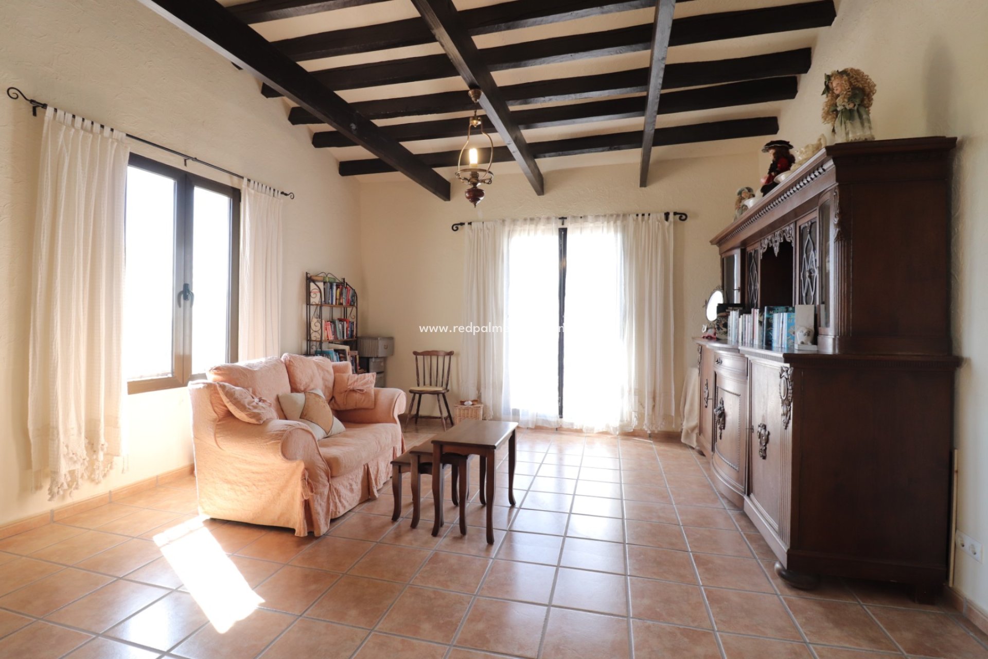 Resale - Finca / Country Property -
Albatera