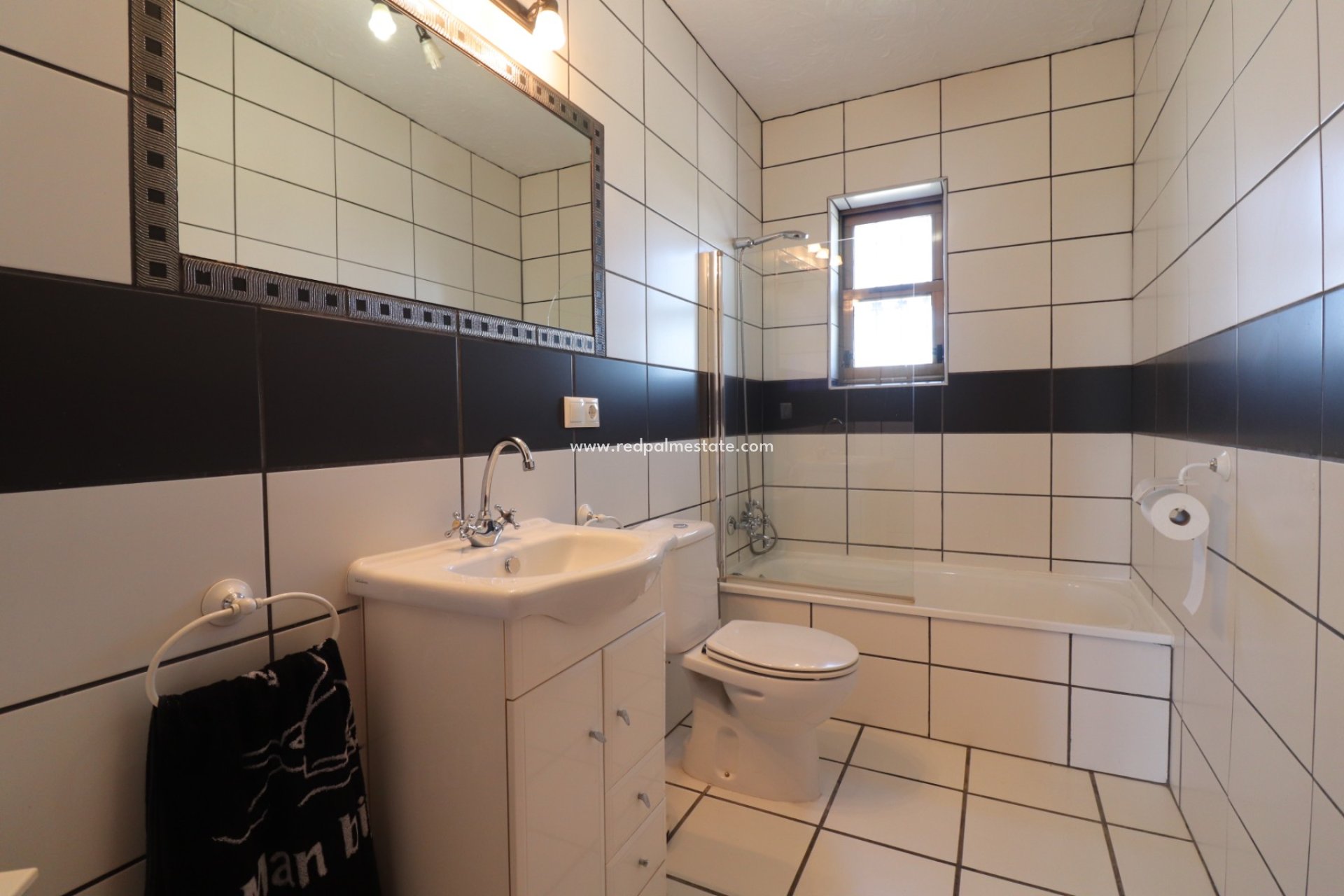 Resale - Finca / Country Property -
Albatera