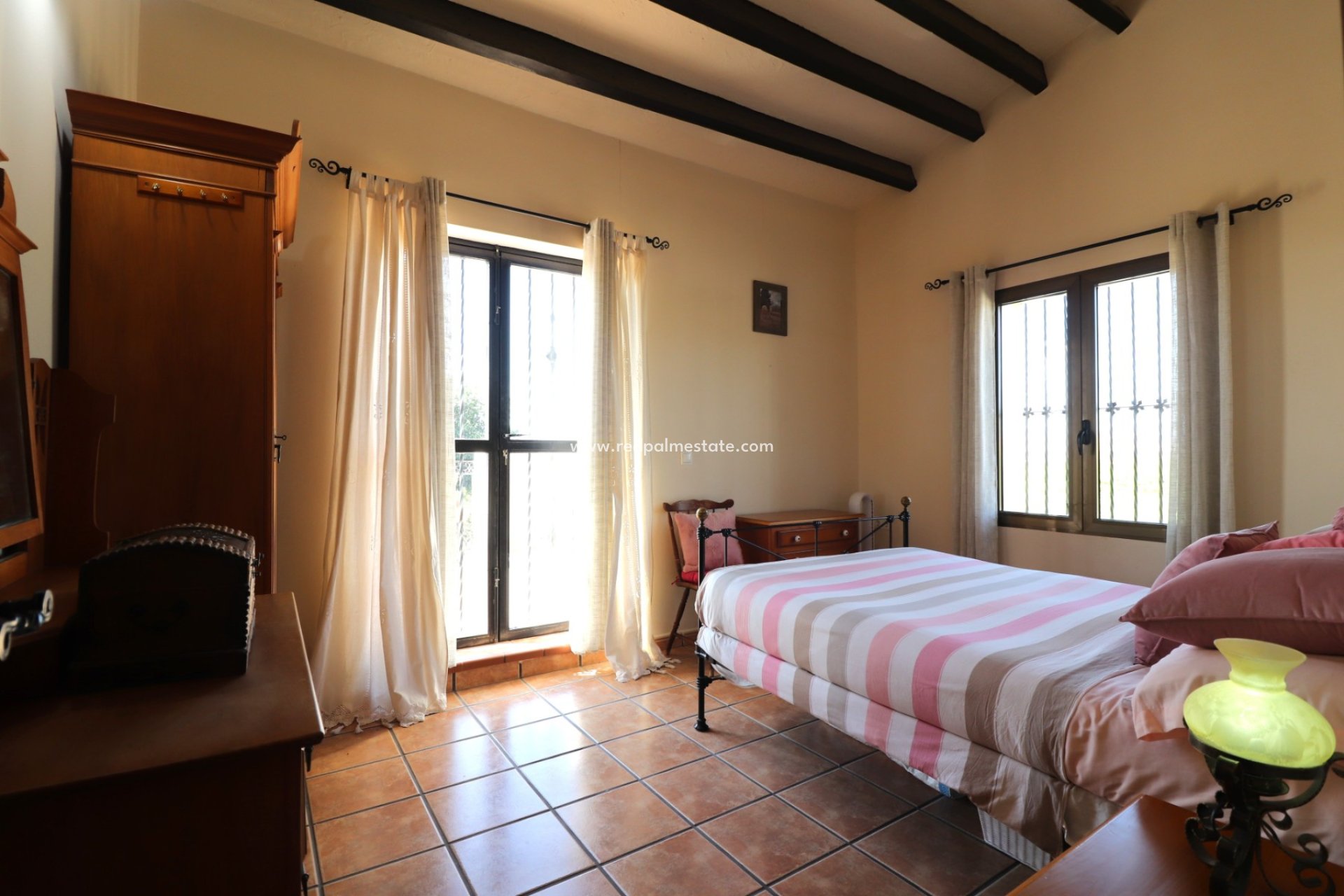 Resale - Finca / Country Property -
Albatera