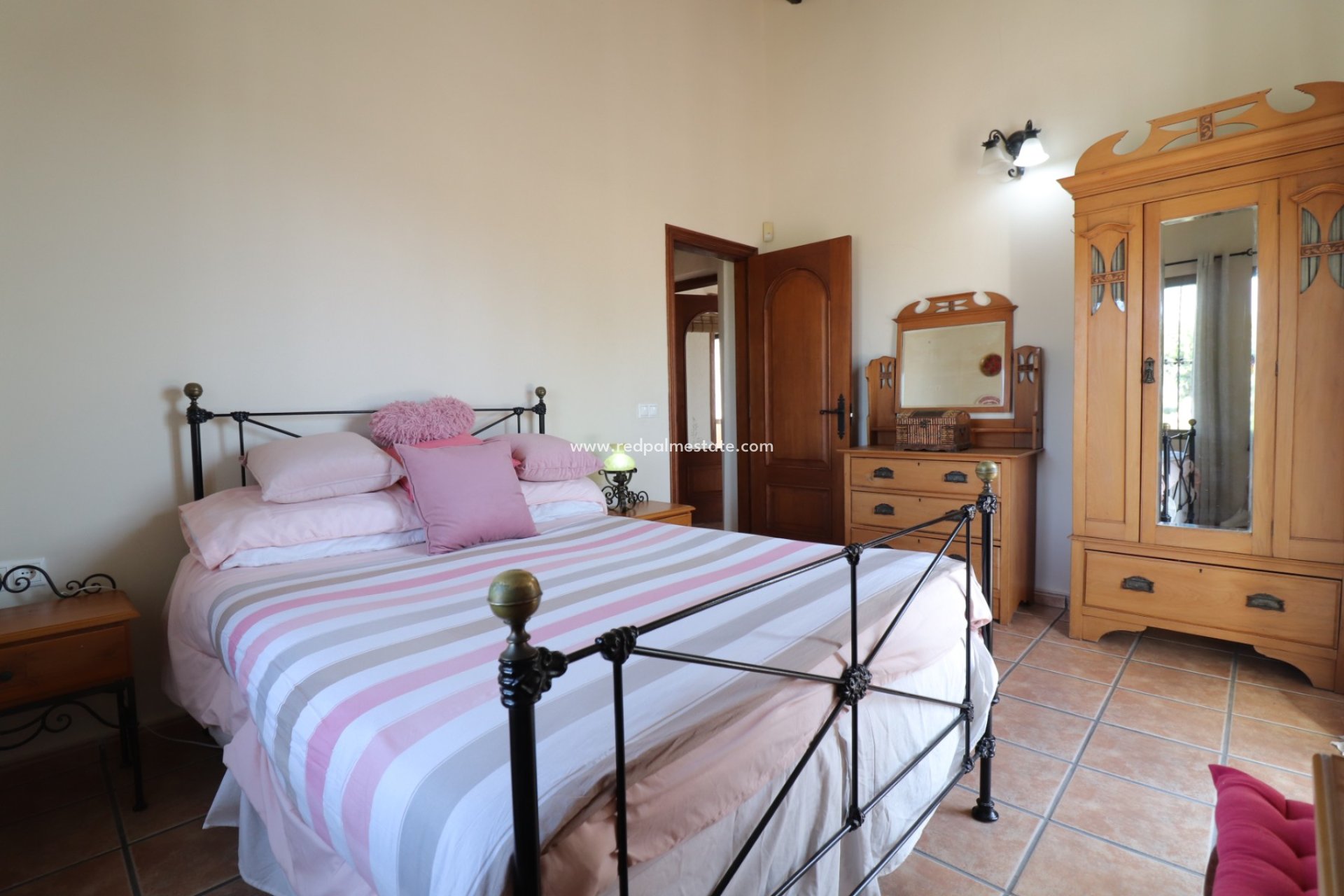 Resale - Finca / Country Property -
Albatera