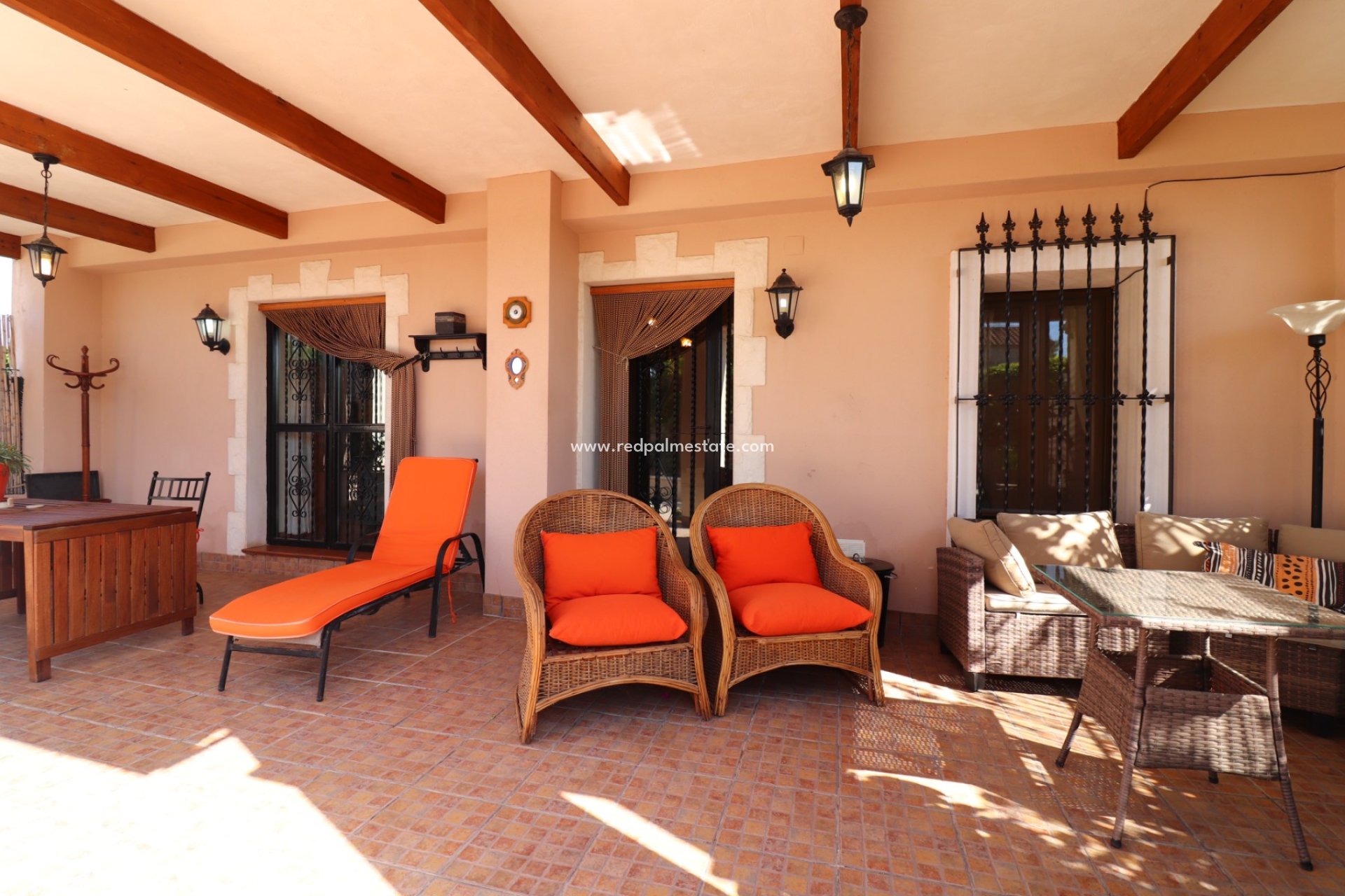 Resale - Finca / Country Property -
Albatera