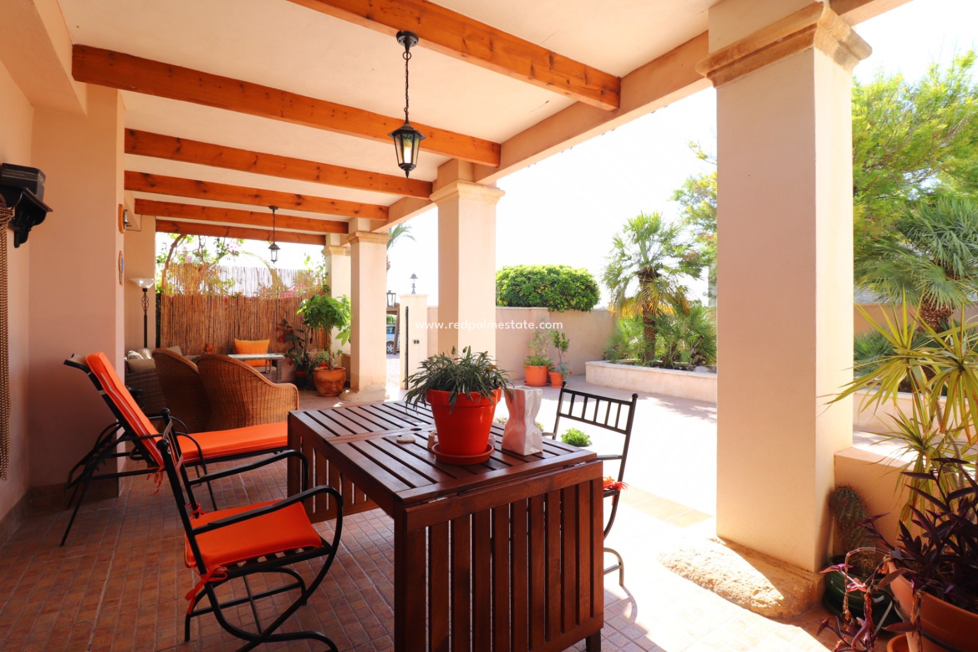 Resale - Finca / Country Property -
Albatera