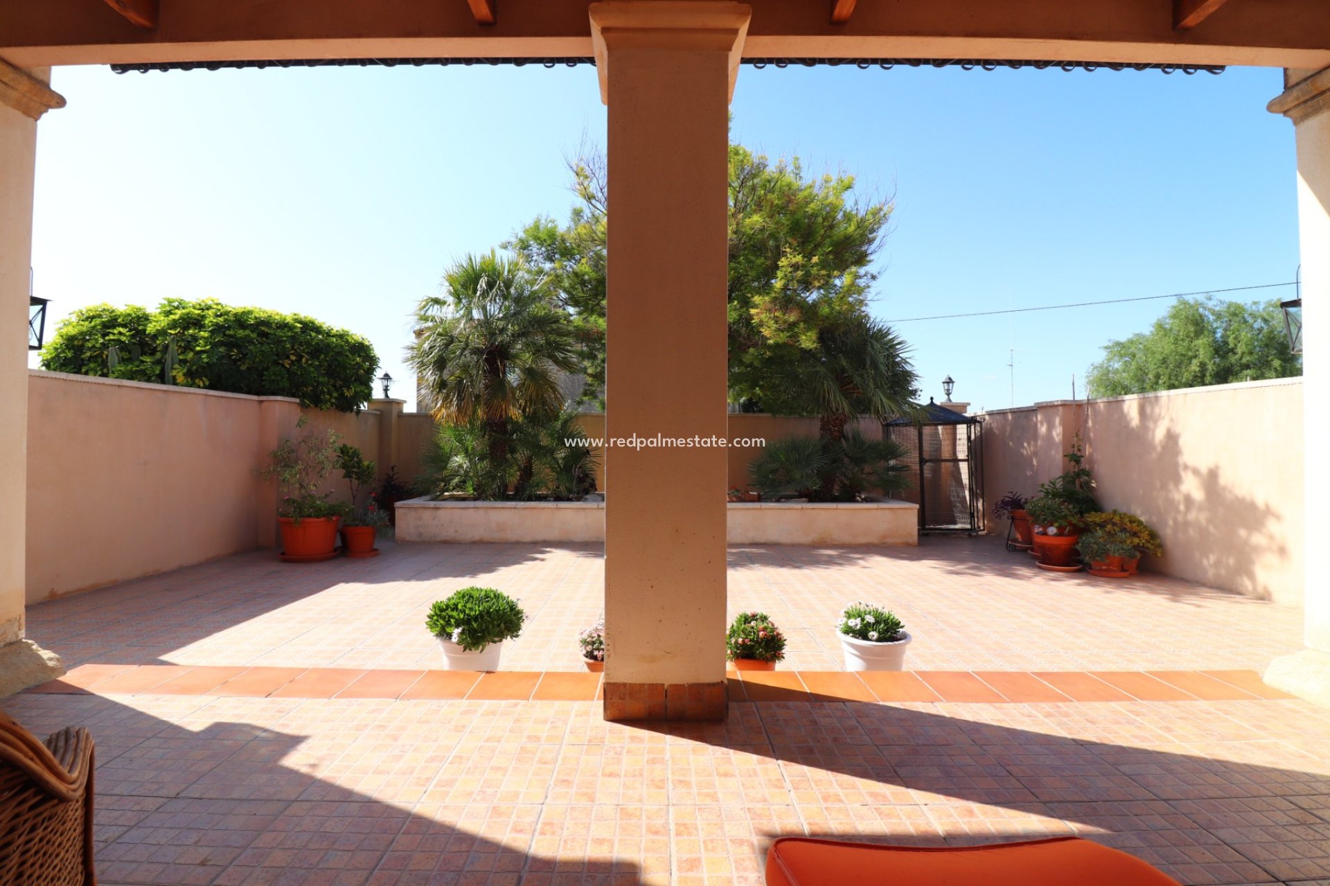 Resale - Finca / Country Property -
Albatera