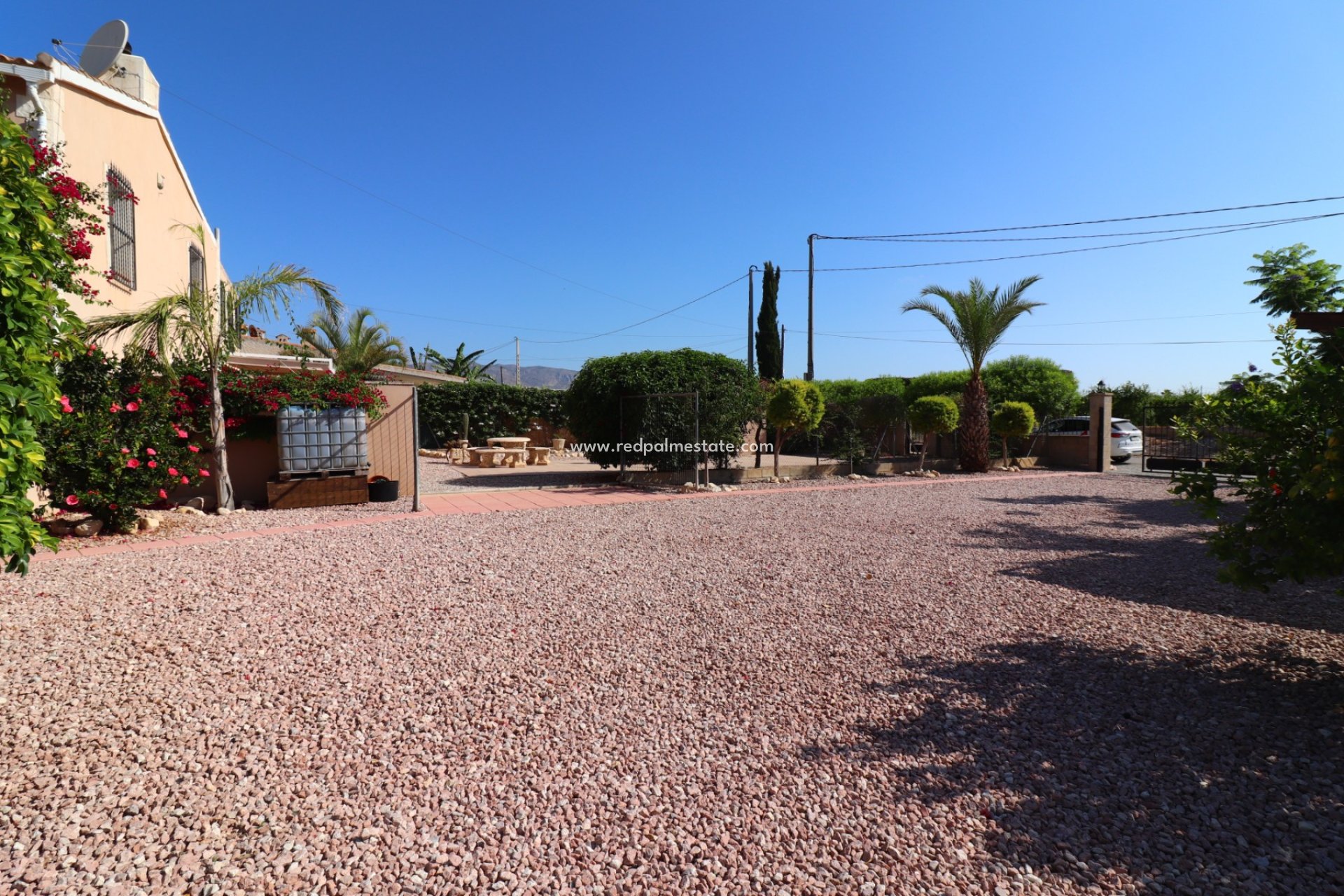Resale - Finca / Country Property -
Albatera