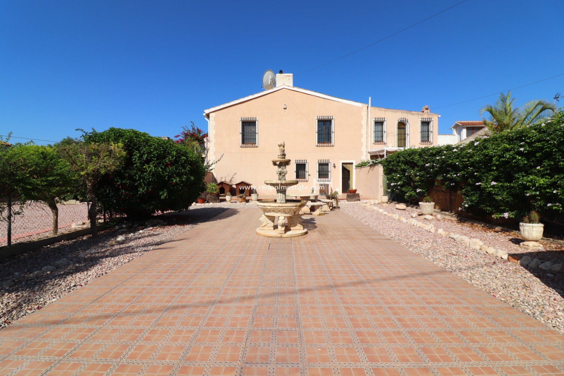 Resale - Finca / Country Property -
Albatera