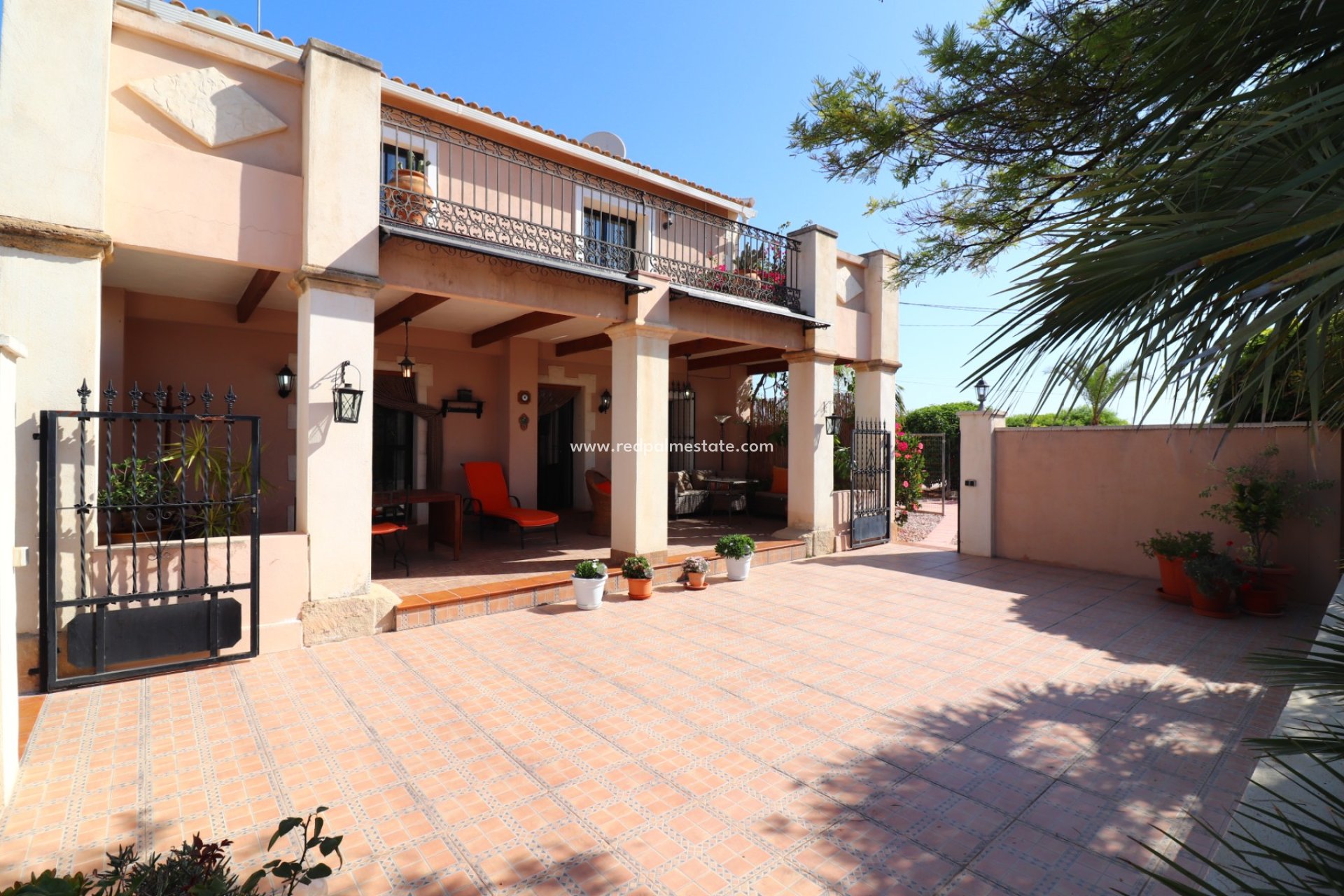 Resale - Finca / Country Property -
Albatera