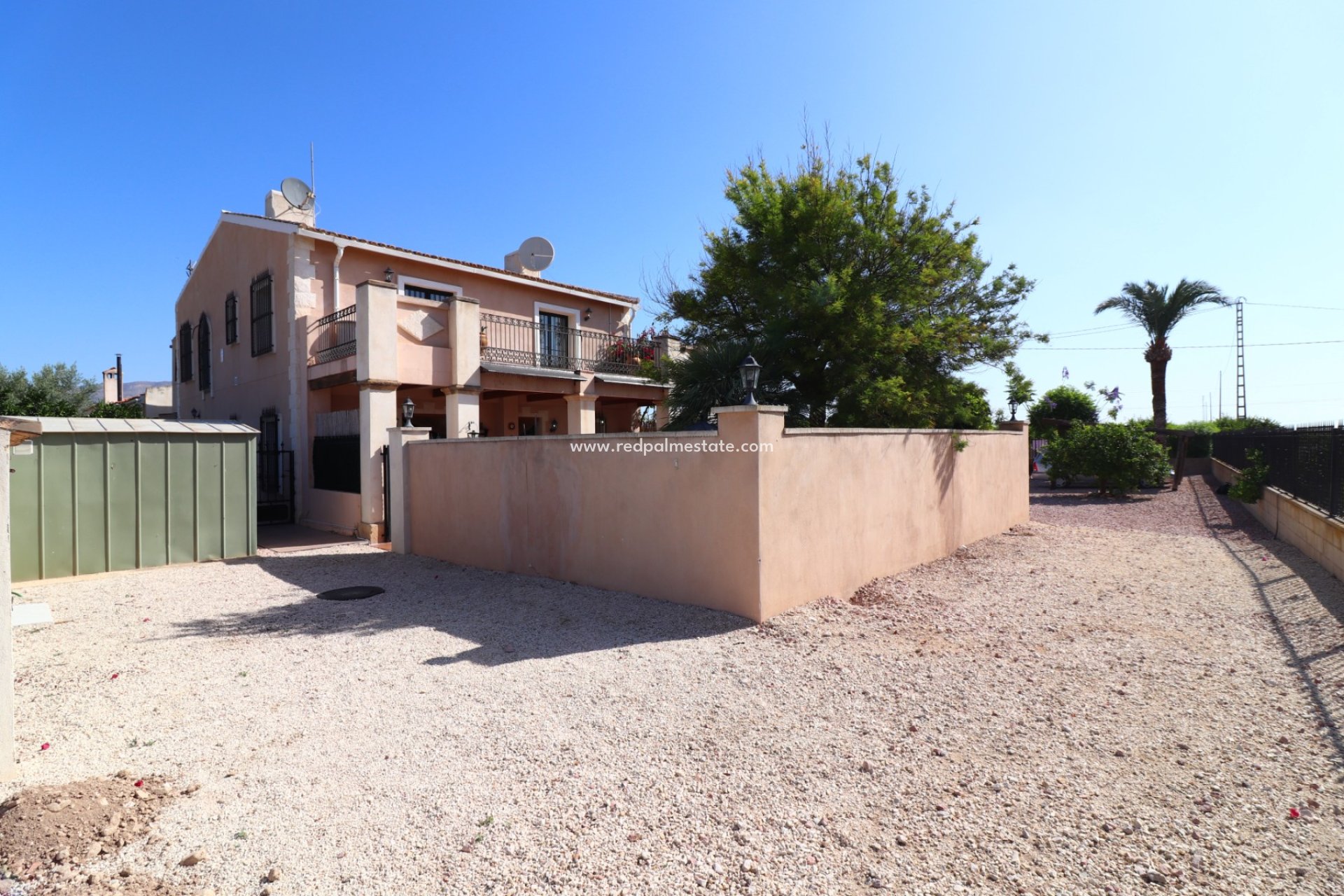 Resale - Finca / Country Property -
Albatera
