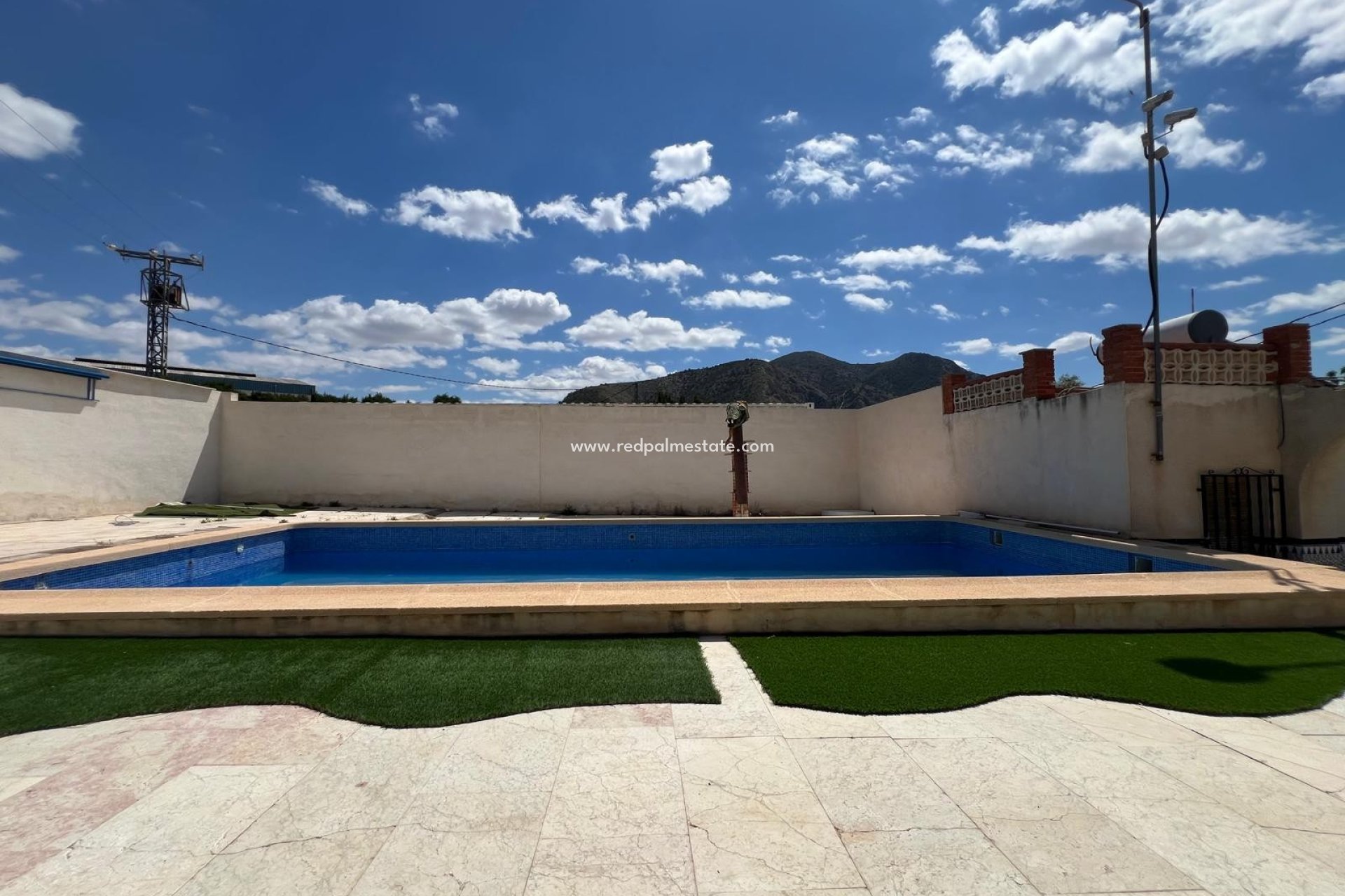 Resale - Finca / Country Property -
Algueña - Inland