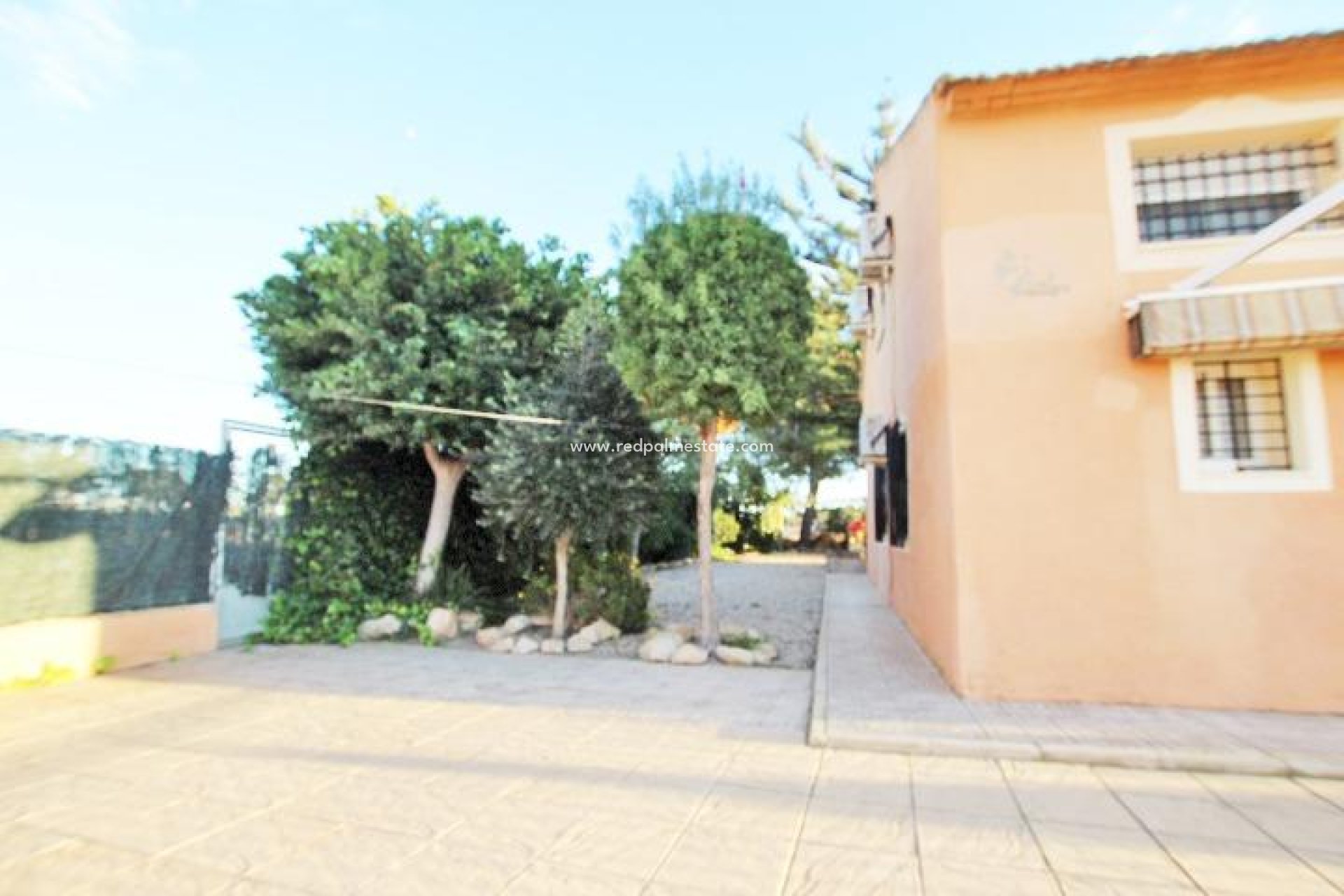 Resale - Finca / Country Property -
Almoradí