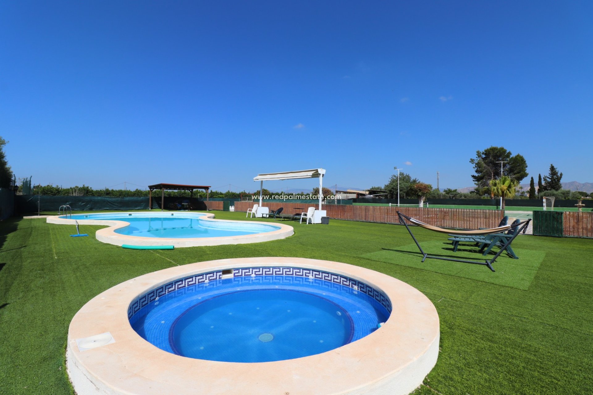 Resale - Finca / Country Property -
Benferri