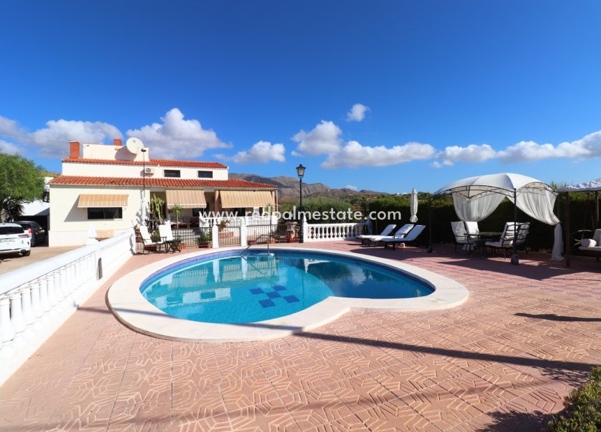 Resale - Finca / Country Property -
Crevillente