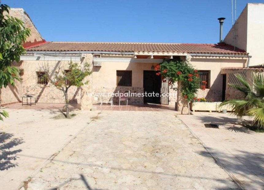 Resale - Finca / Country Property -
Pinoso - Inland