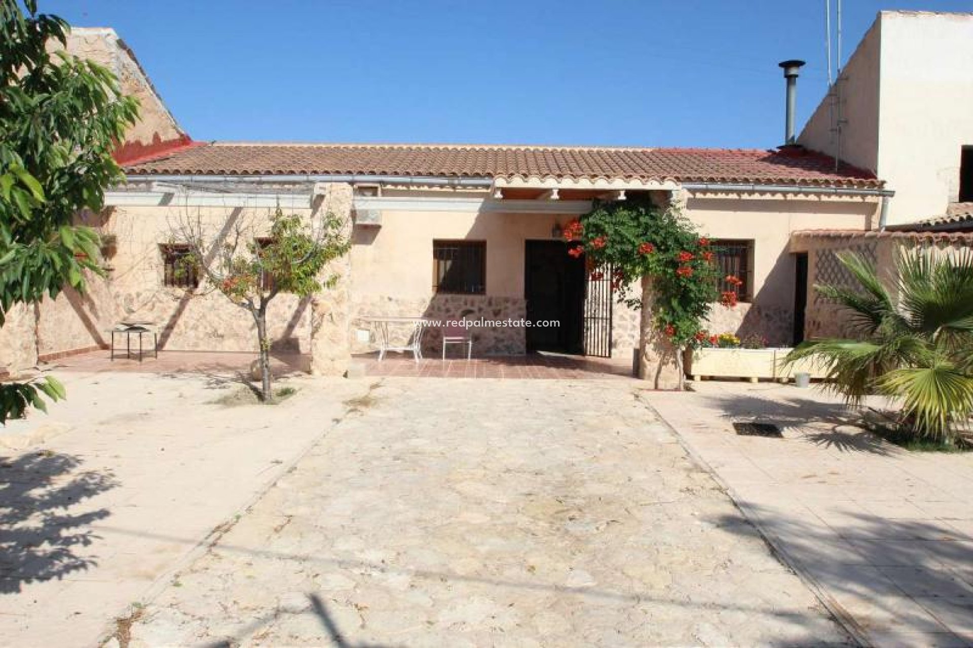 Resale - Finca / Country Property -
Pinoso - Inland