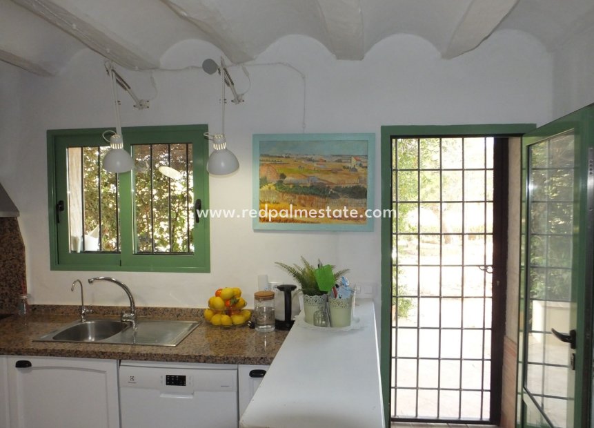 Resale - Finca / Country Property -
Pinoso - Inland