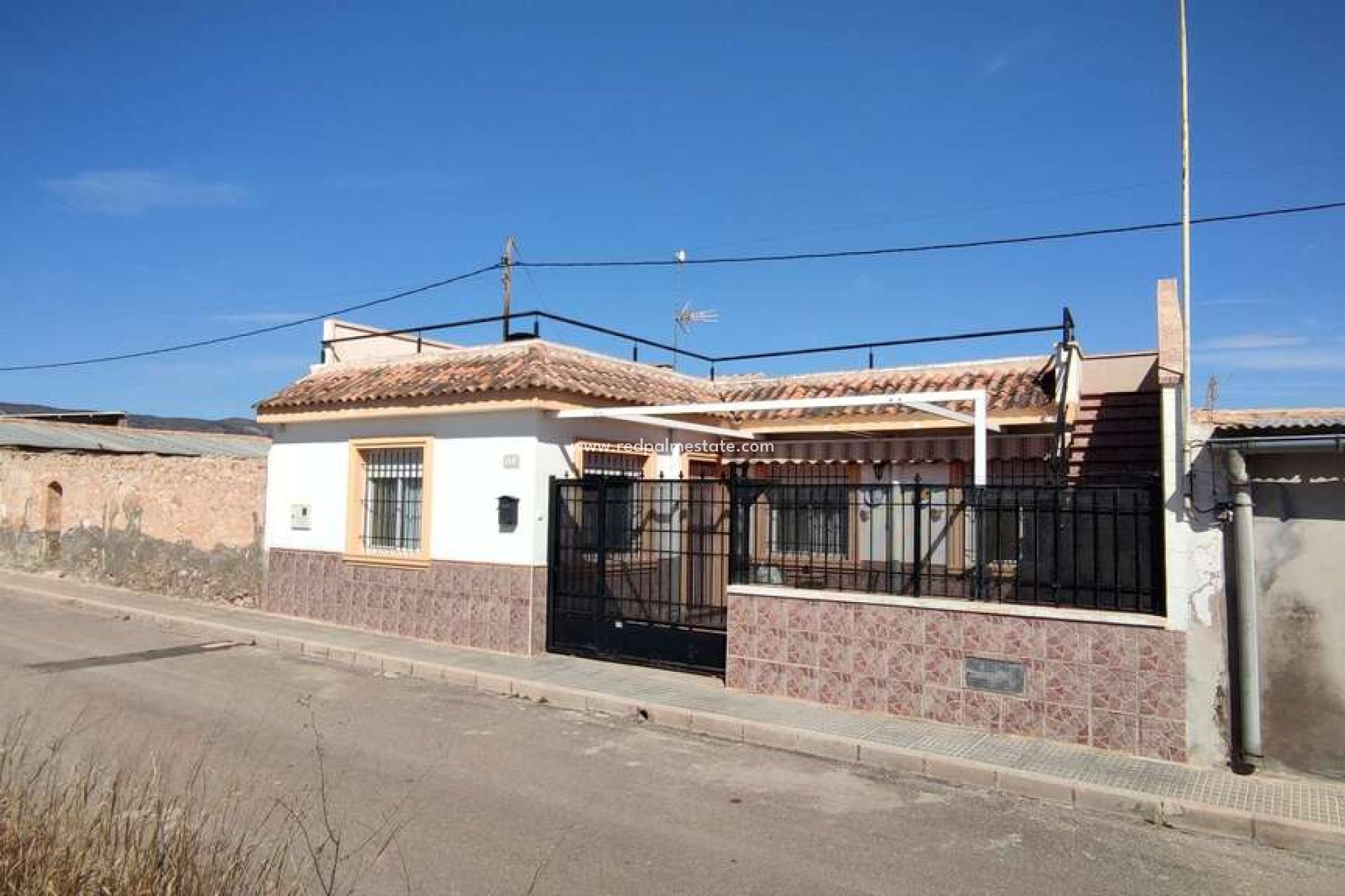 Resale - Finca / Country Property -
Pinoso - Inland