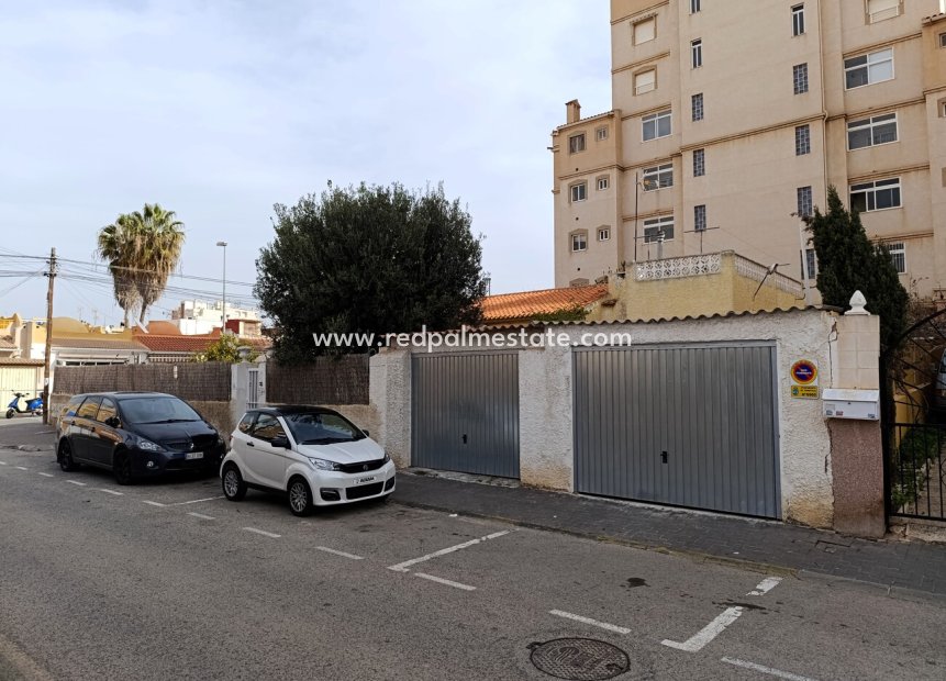 Resale - Finca / Country Property -
Torrevieja - Nueva Torrevieja - Aguas Nuevas
