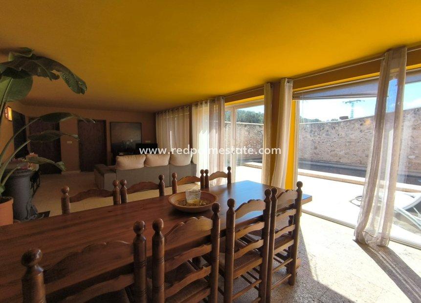 Resale - Finca / Country Property -
Villena - Inland
