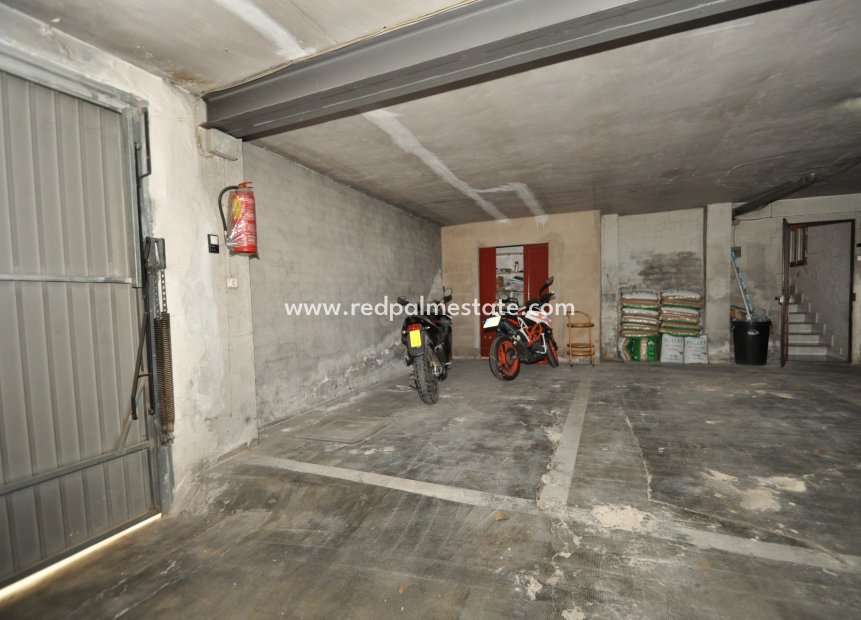 Resale - Parking -
Pinoso - Inland