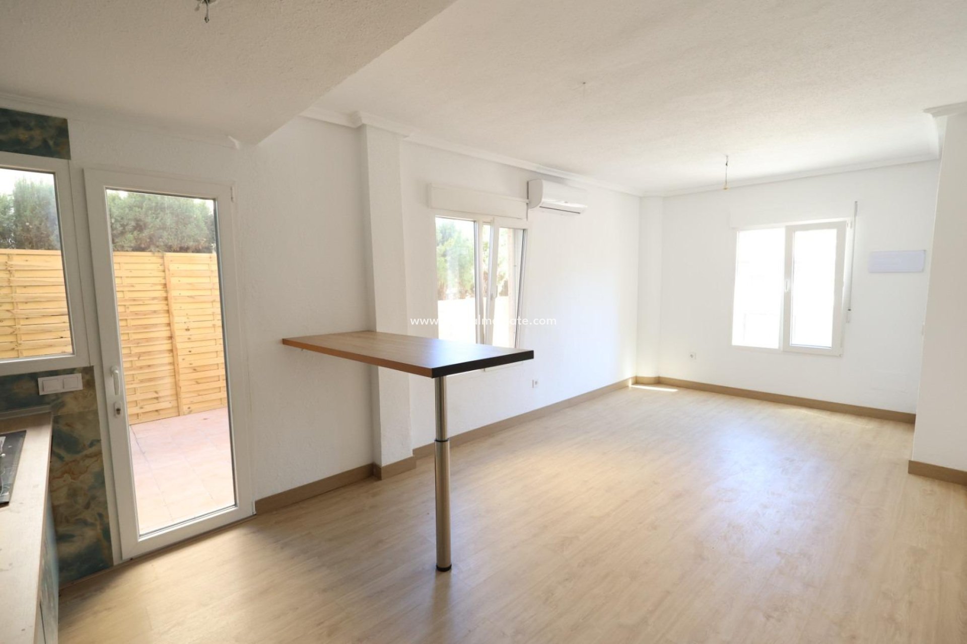 Resale - Terraced house -
Orihuela Costa - La Zenia