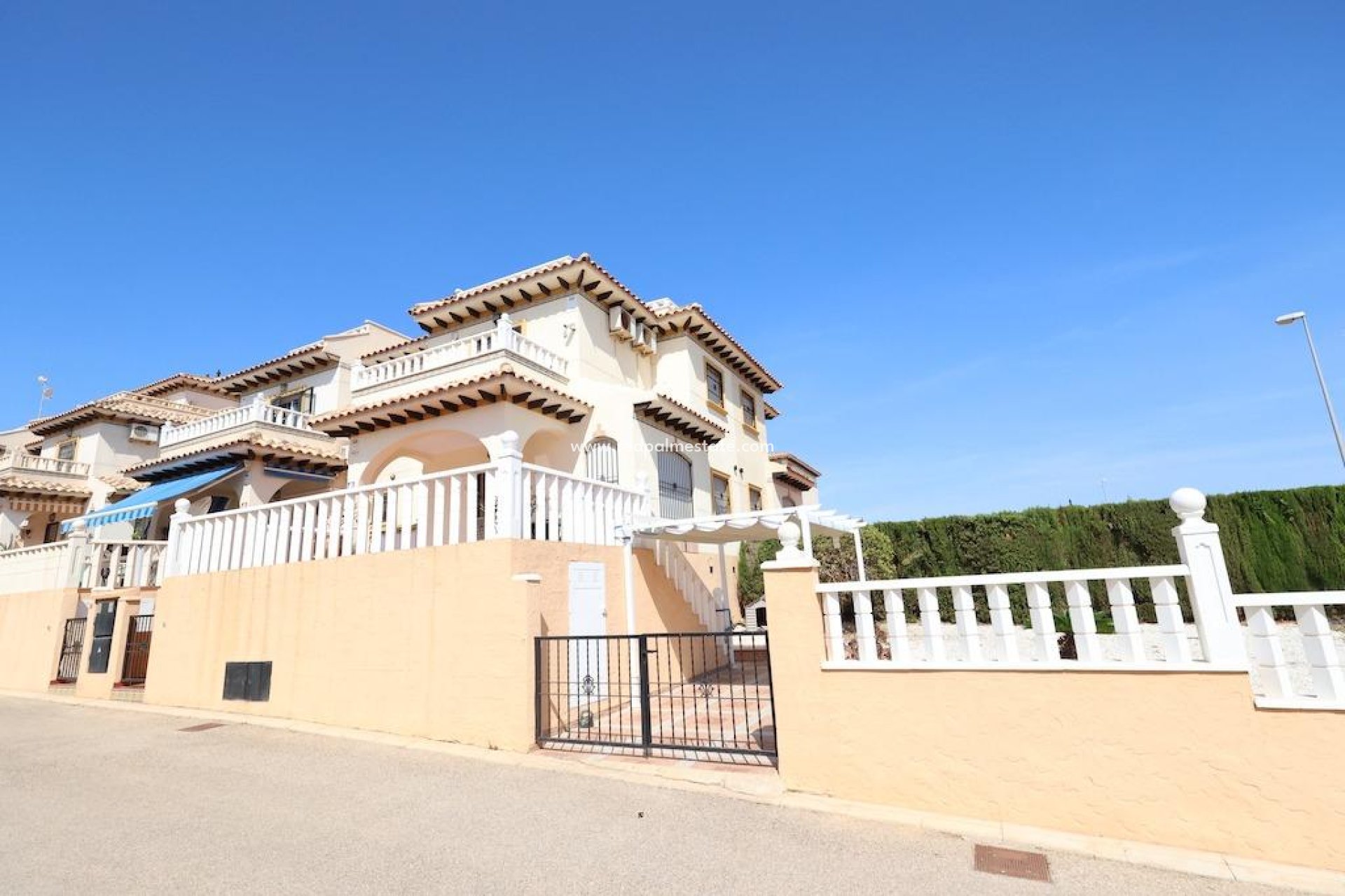 Resale - Terraced house -
Orihuela Costa - Montezenia