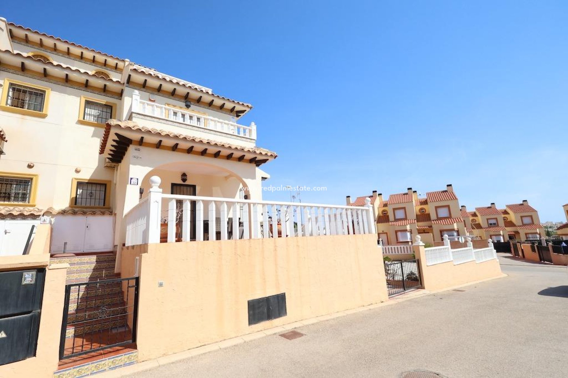 Resale - Terraced house -
Orihuela Costa - Montezenia