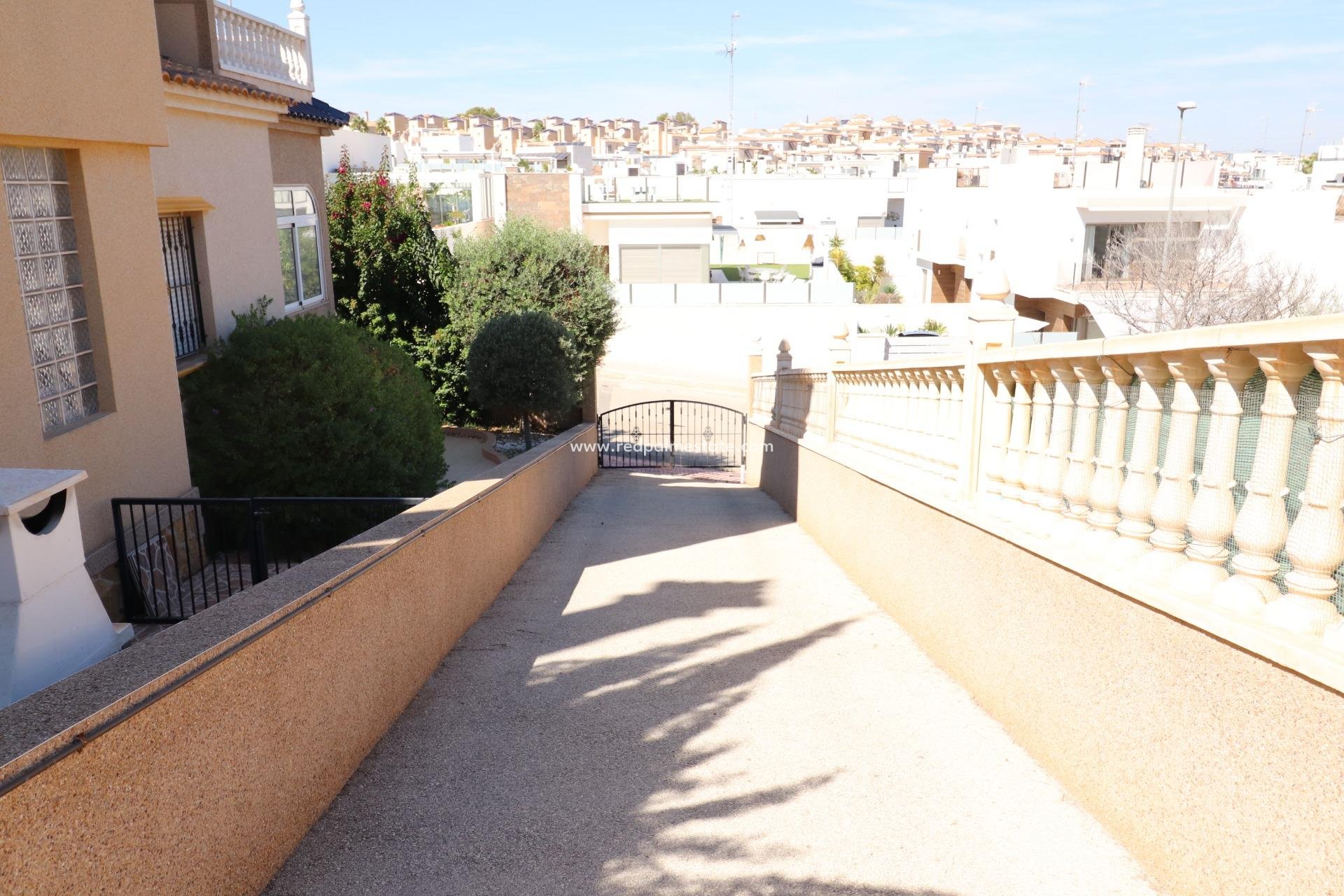 Resale - Terraced house -
Orihuela Costa - PAU 26