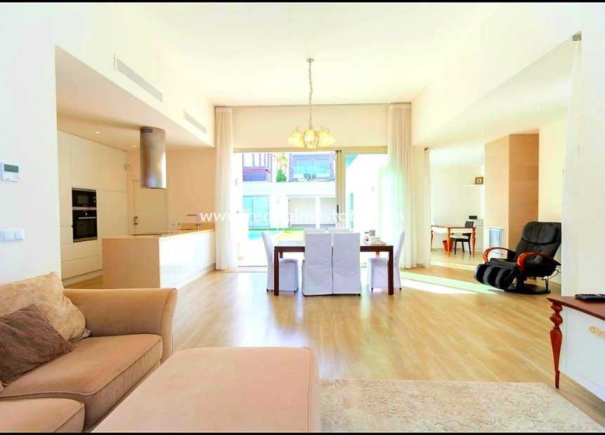 Resale - Town House -
Benijofar