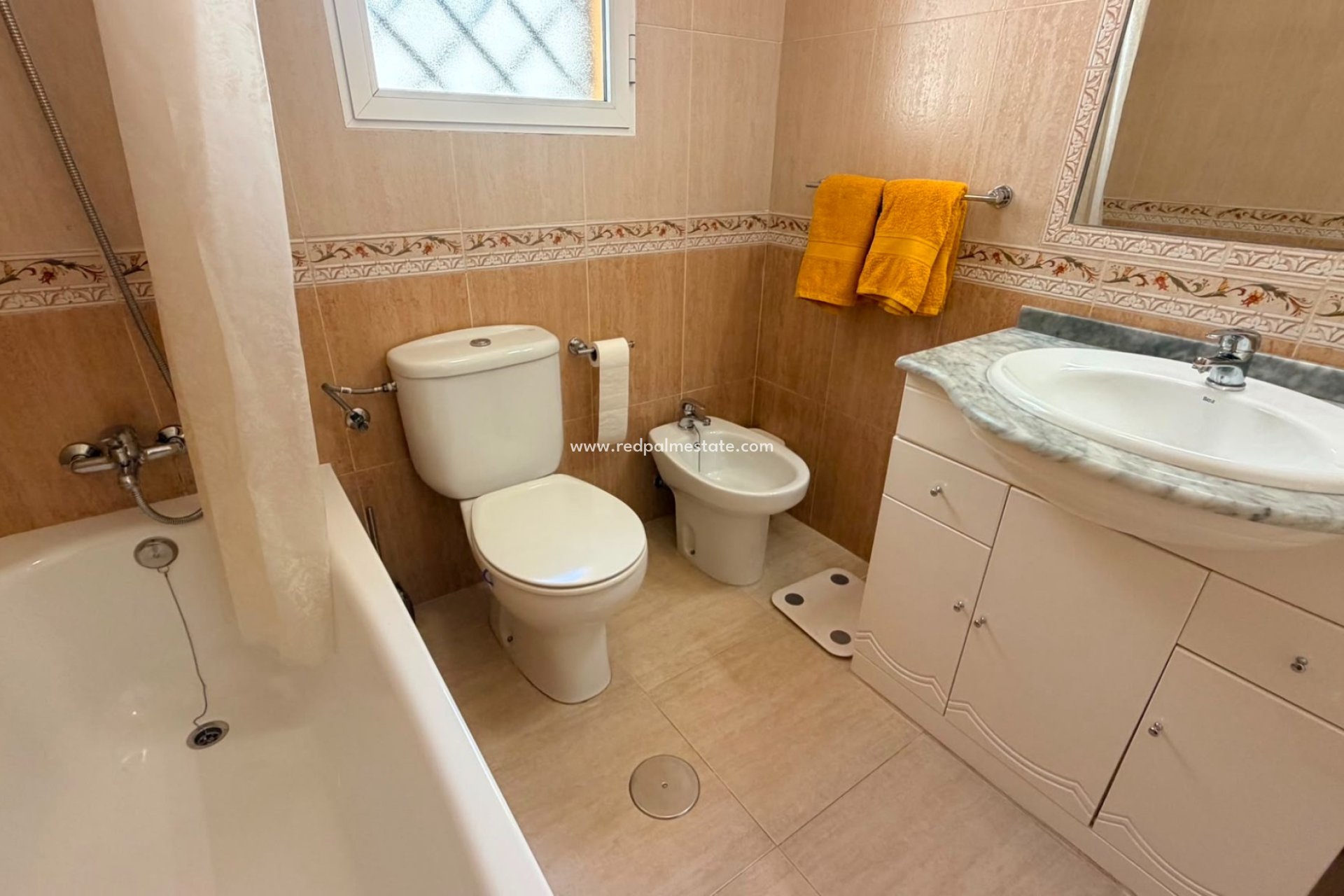 Resale - Town House -
Montesinos - Urbanizacion montesol