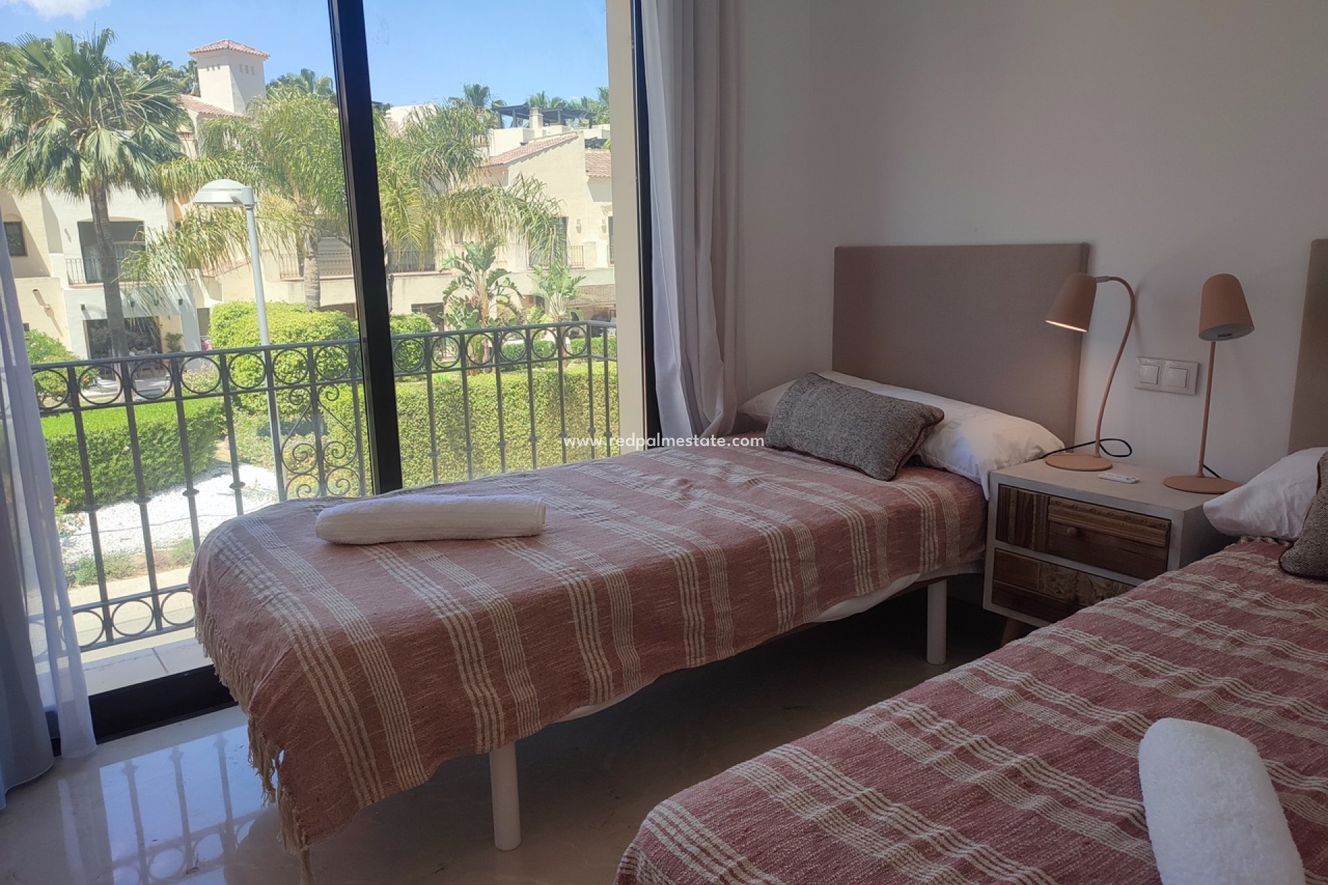 Resale - Town House -
Roda - Inland