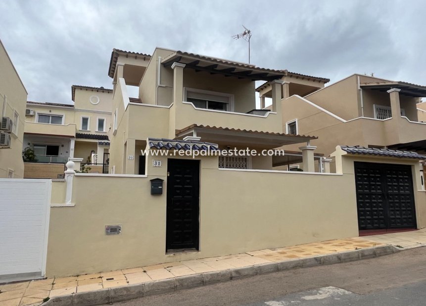 Resale - Town House -
San Miguel de Salinas - Las Filipinas