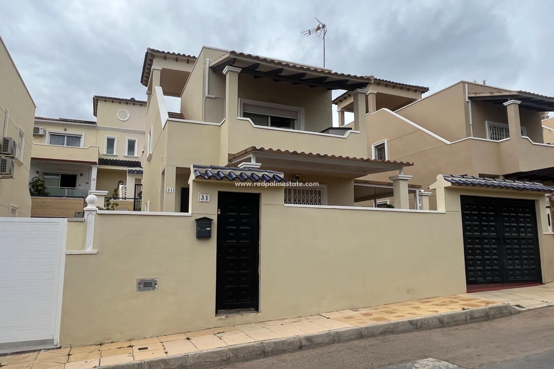 Resale - Town House -
San Miguel de Salinas - Las Filipinas