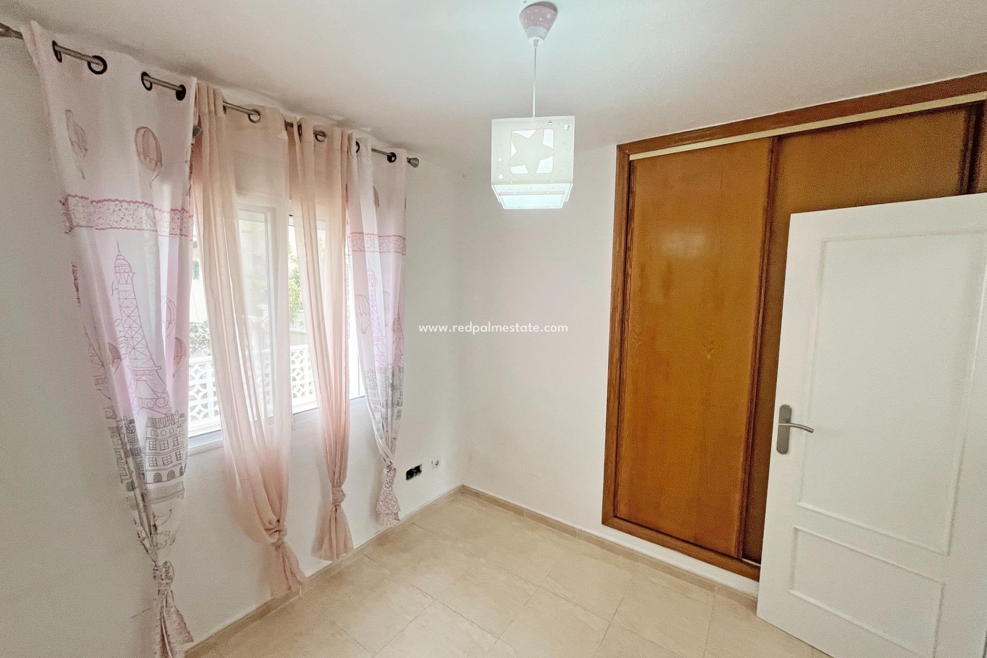 Resale - Town House -
San Miguel de Salinas - Las Filipinas