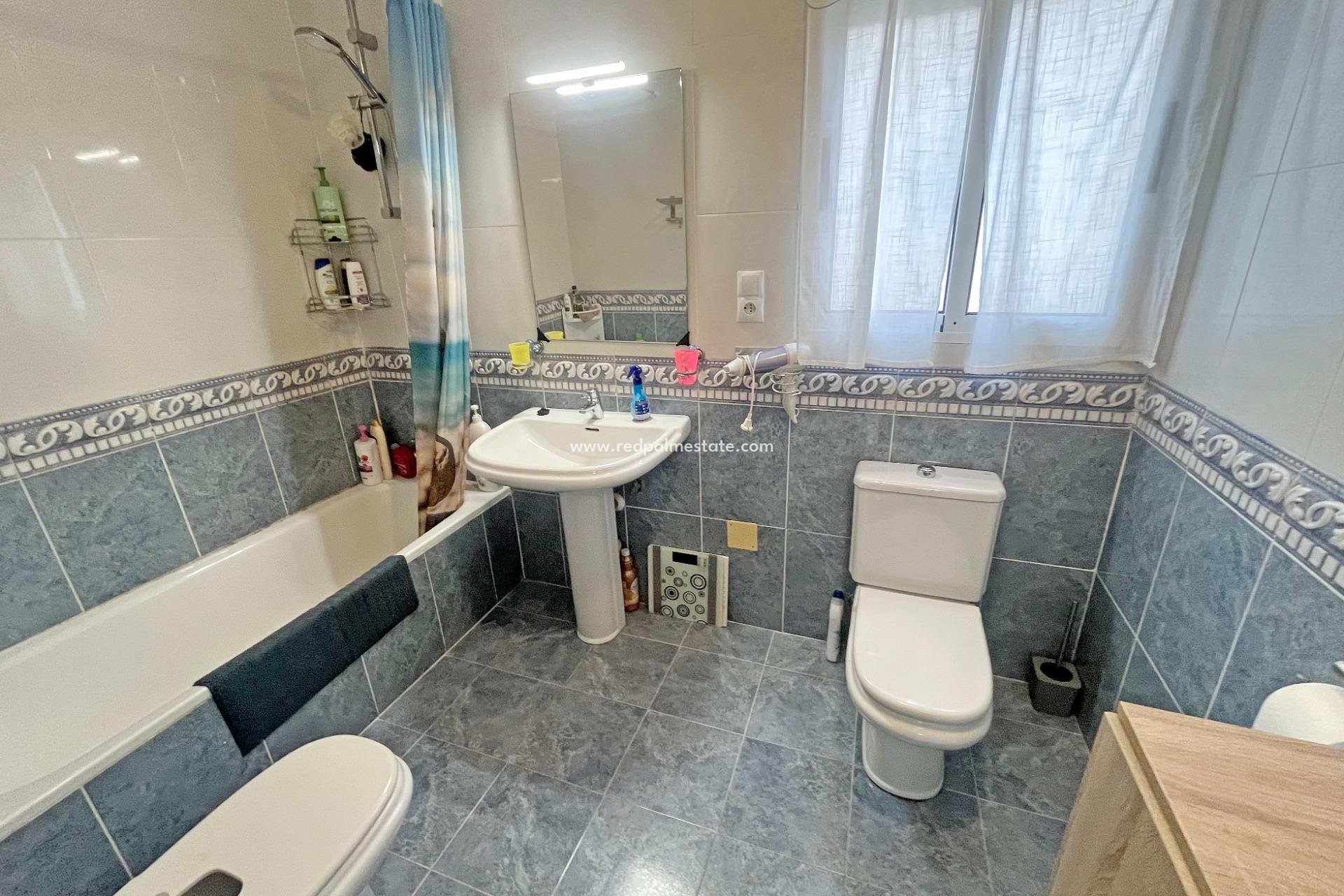 Resale - Town House -
San Miguel de Salinas - Las Filipinas