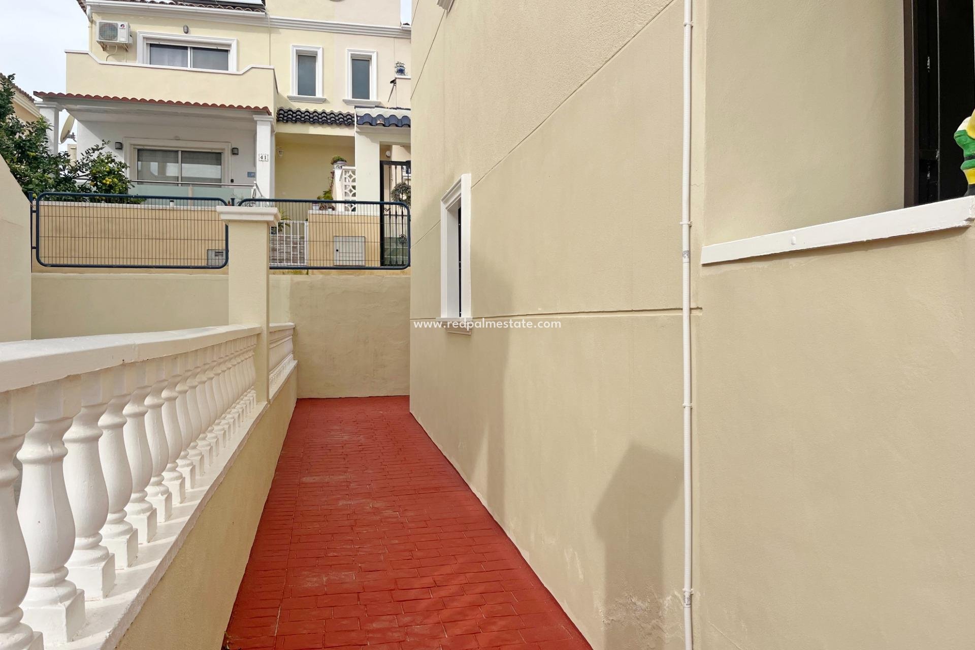 Resale - Town House -
San Miguel de Salinas - Las Filipinas