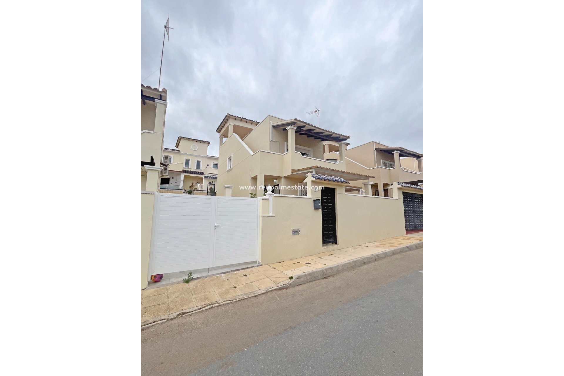 Resale - Town House -
San Miguel de Salinas - Las Filipinas