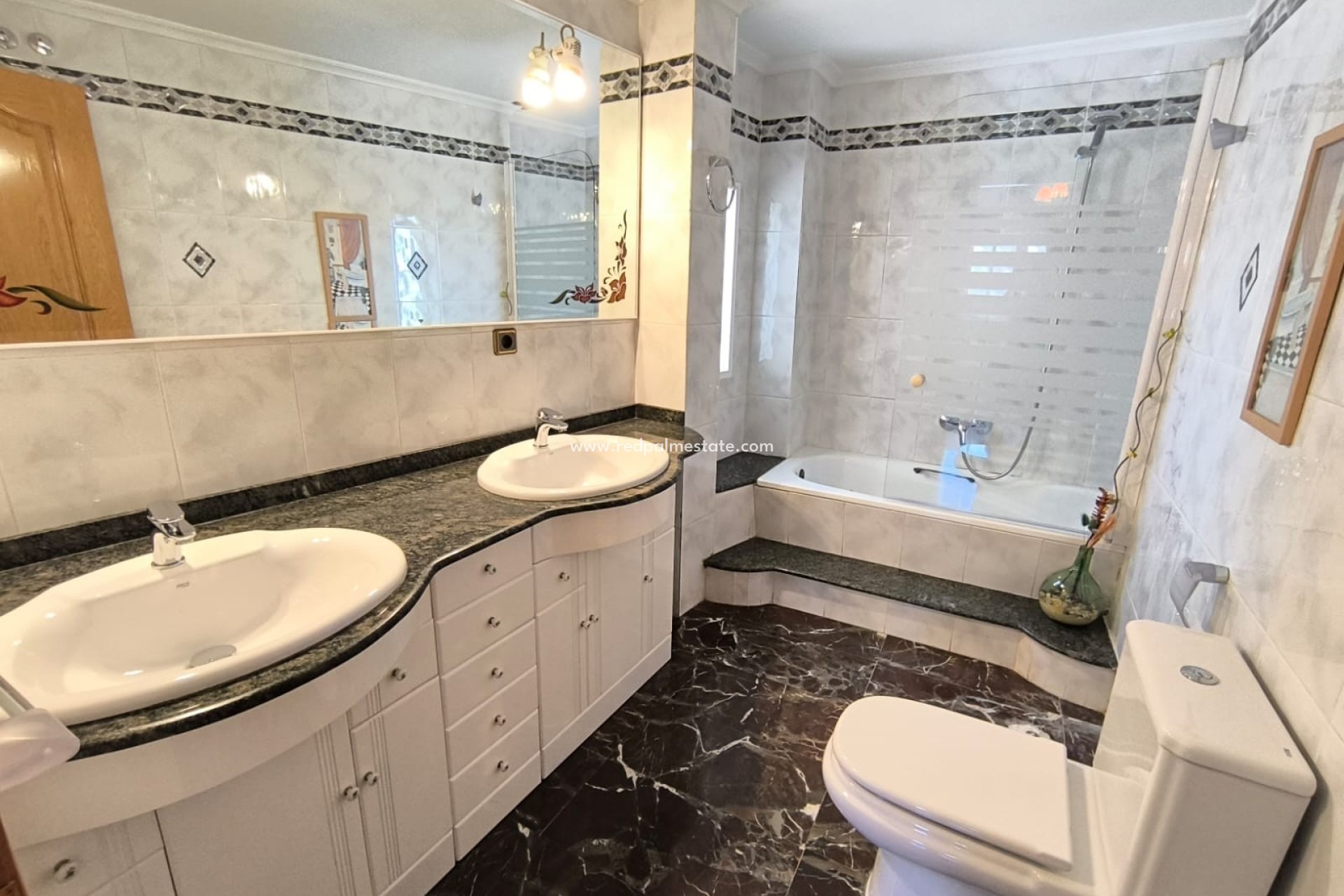 Resale - Town House -
Sax - Inland