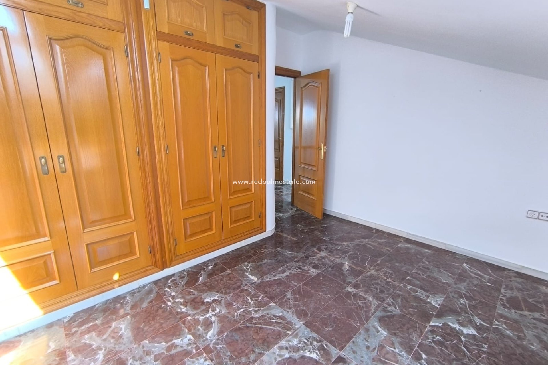 Resale - Town House -
Sax - Inland