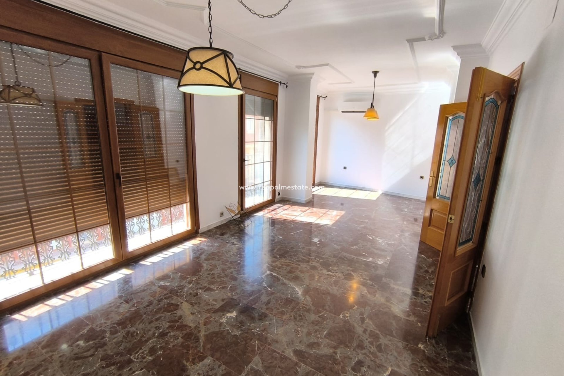 Resale - Town House -
Sax - Inland