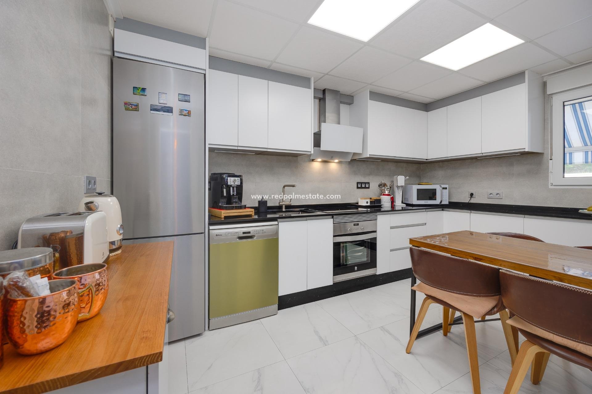 Resale - Town House -
Torrevieja - Aguas Nueva