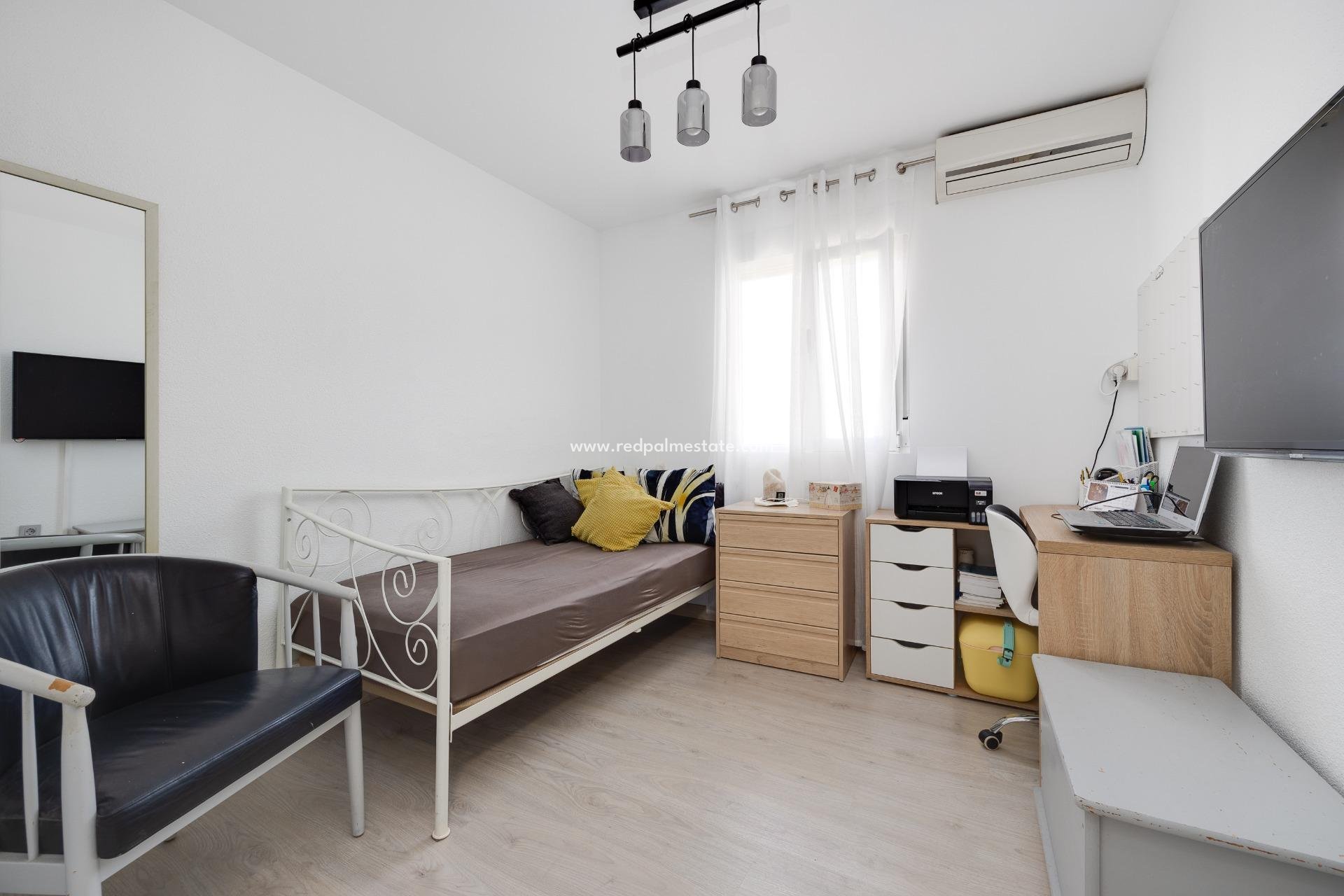 Resale - Town House -
Torrevieja - Aguas Nueva