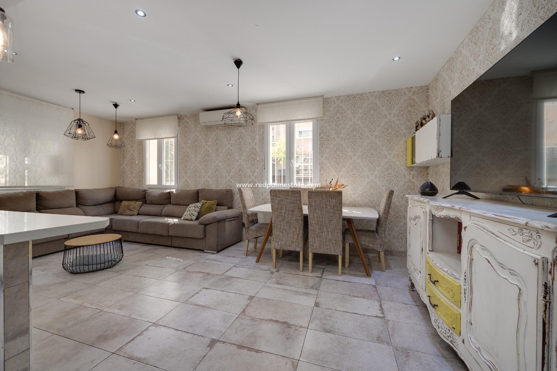 Resale - Town House -
Torrevieja - Centro