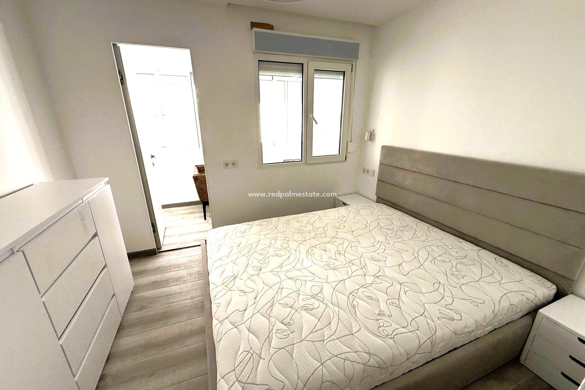 Resale - Town House -
Torrevieja - Centro