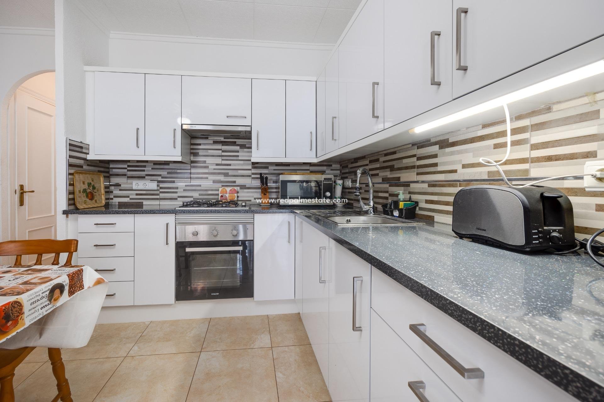 Resale - Town House -
Torrevieja - La Siesta - El Salado -  Torreta