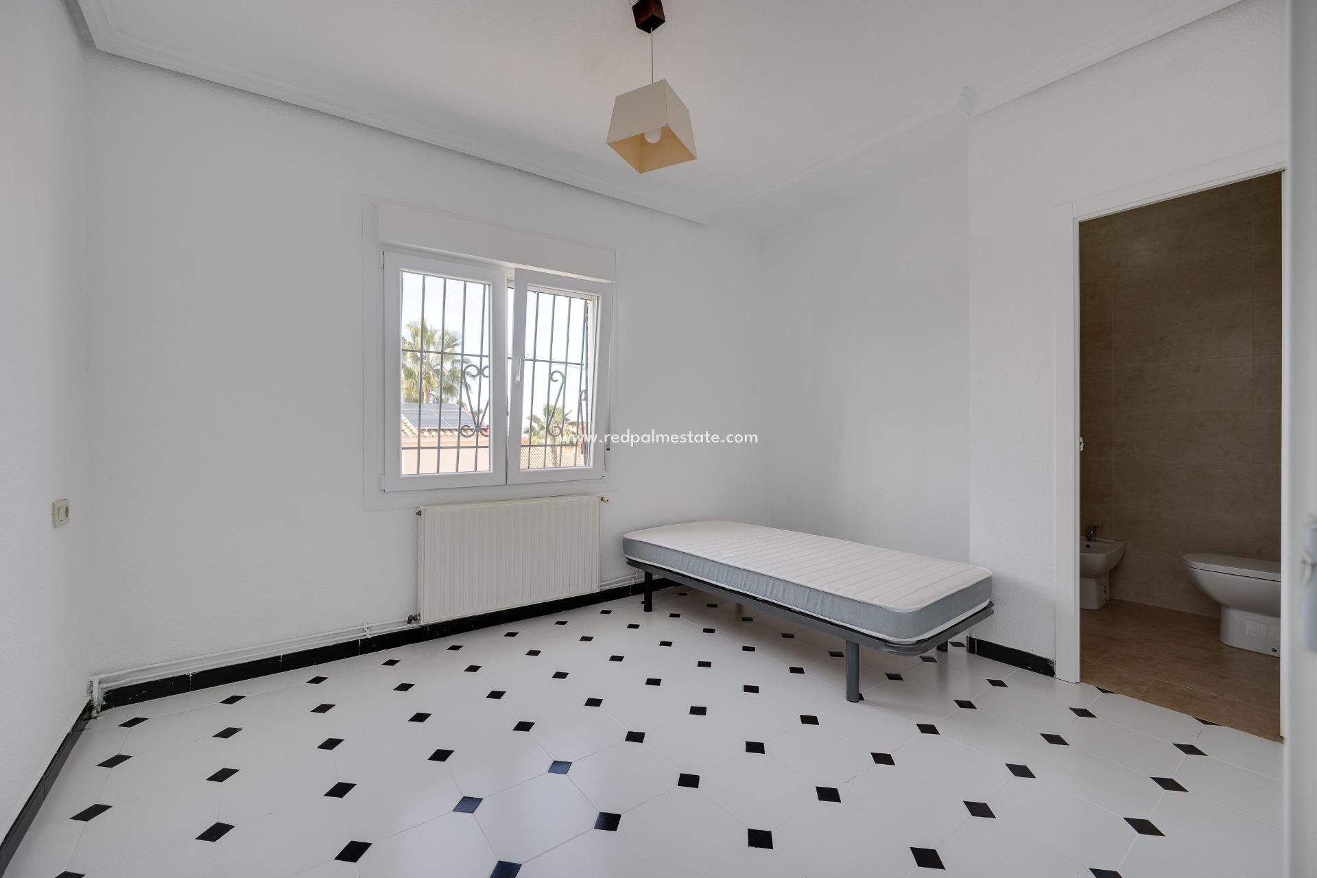 Resale - Town House -
Torrevieja - La Siesta - El Salado - Torreta