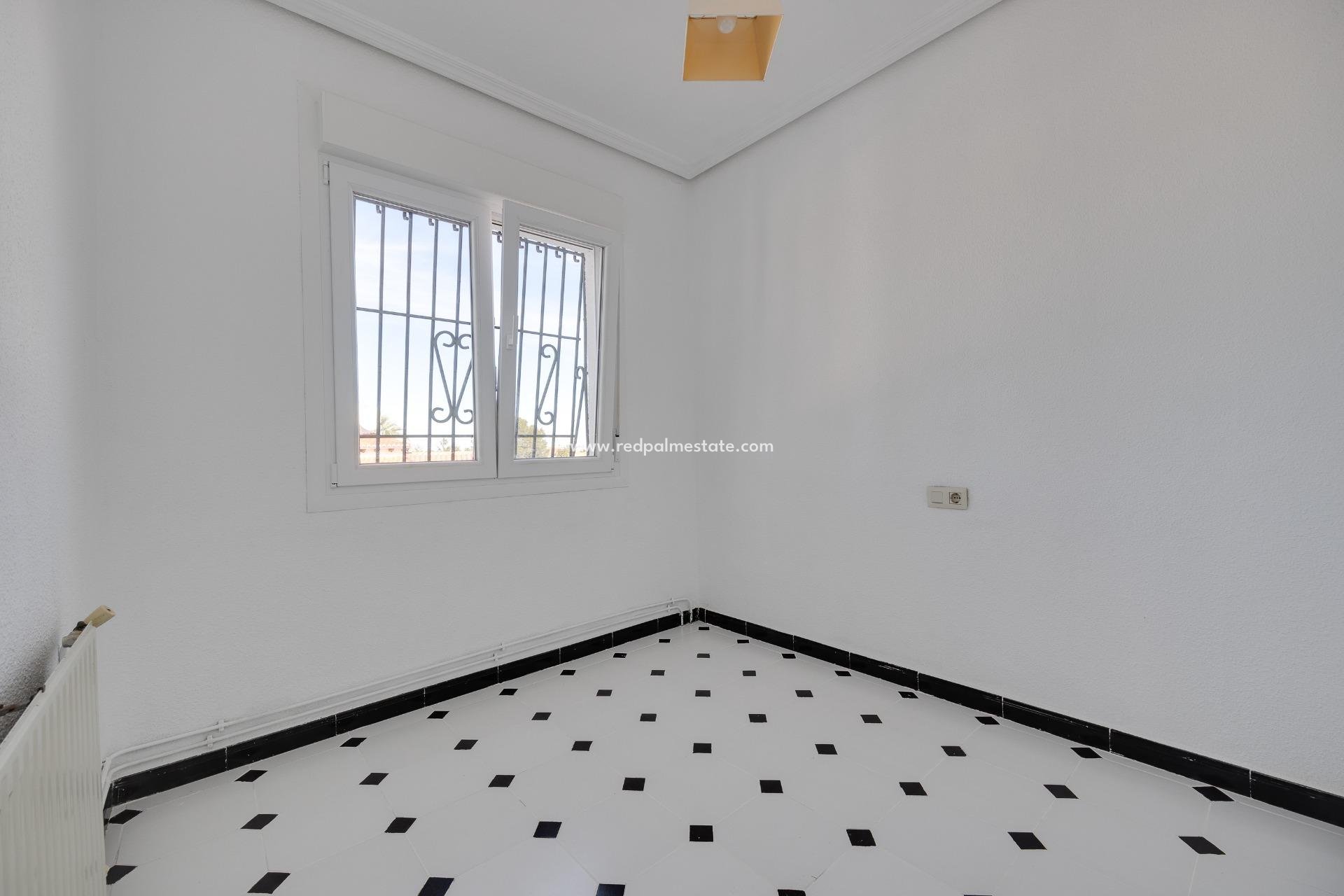 Resale - Town House -
Torrevieja - La Siesta - El Salado - Torreta