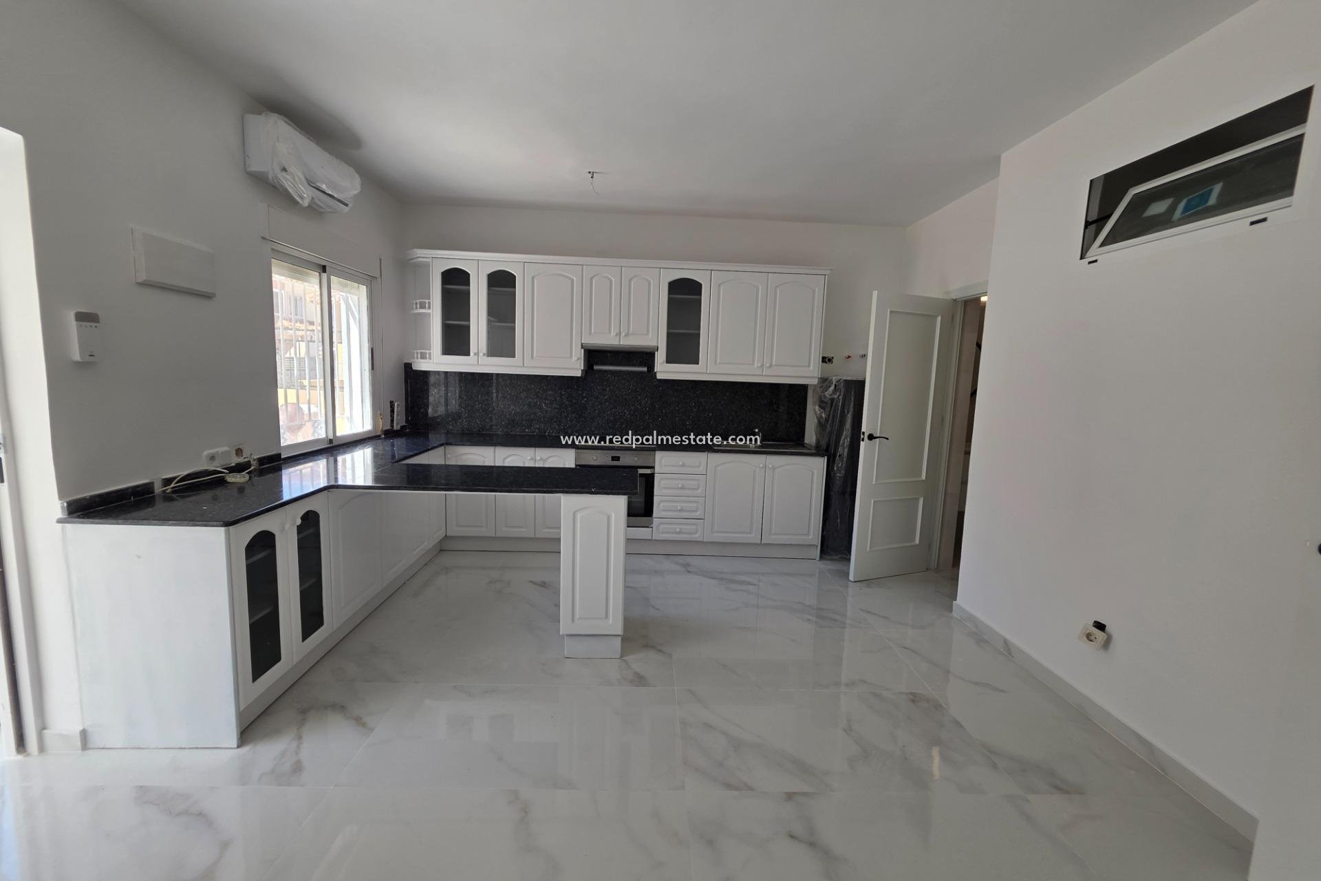 Resale - Town House -
Torrevieja - La Siesta - El Salado - Torreta