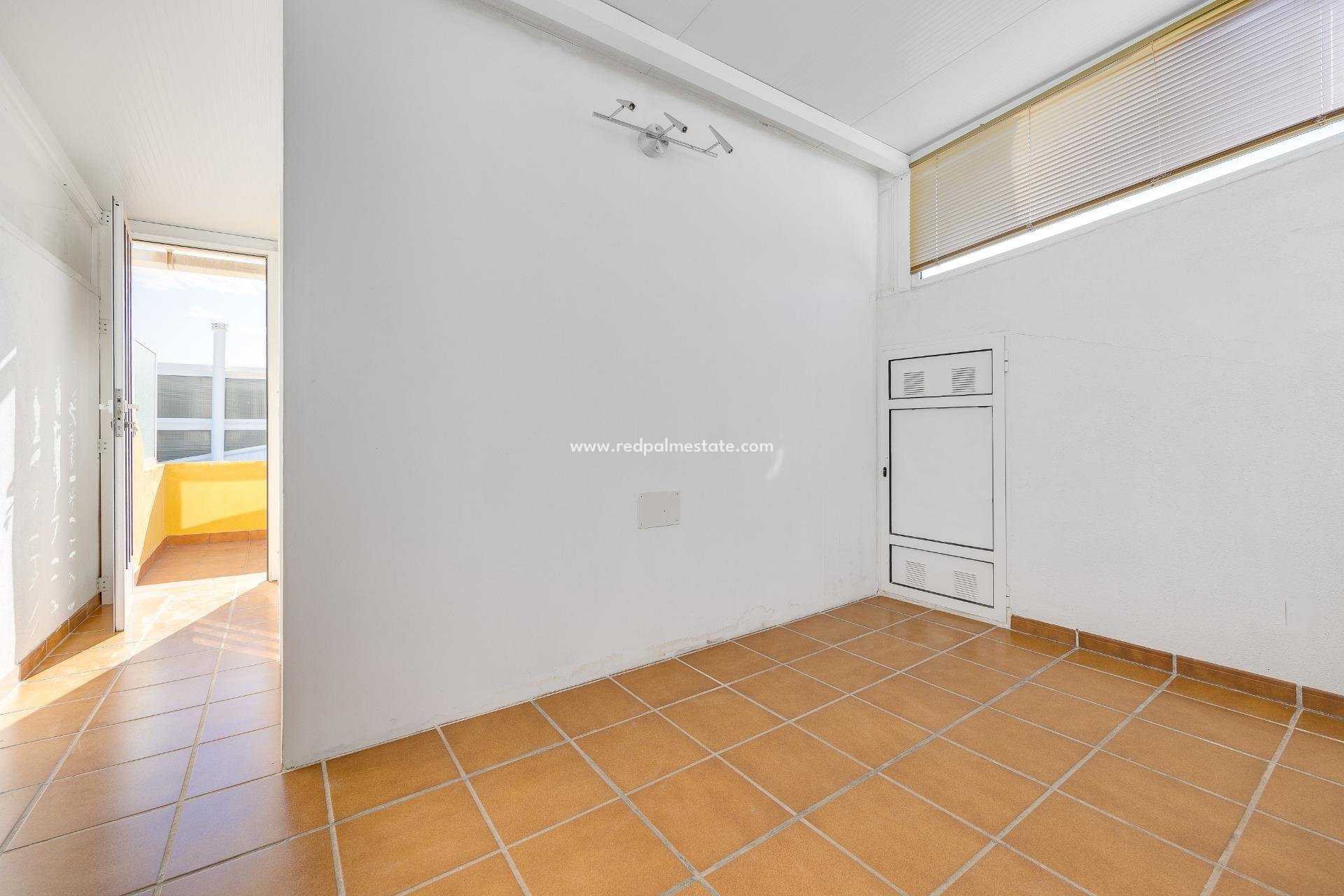 Resale - Town House -
Torrevieja - Nueva Torrevieja - Aguas Nuevas