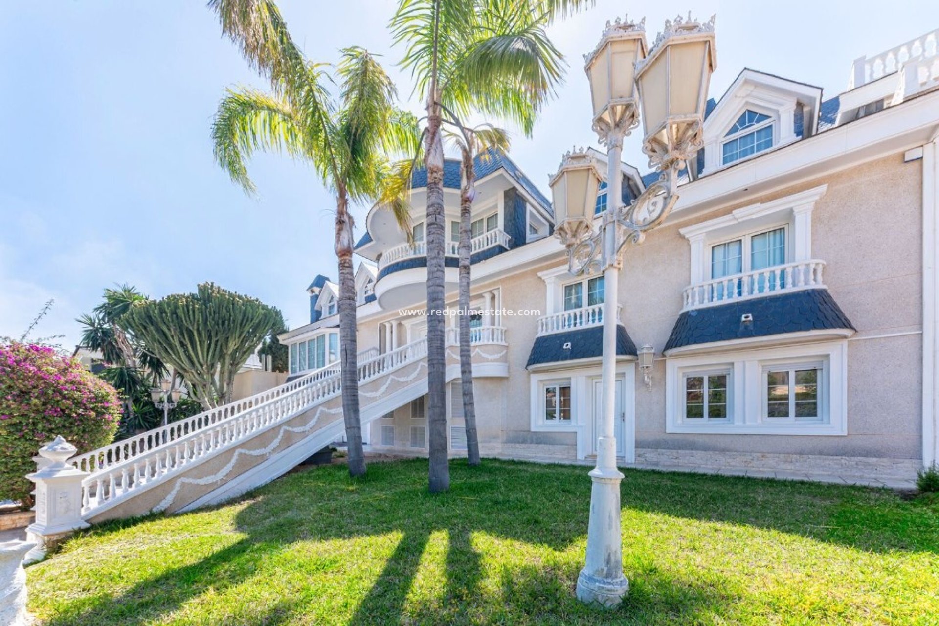 Resale - Villa -
Alicante - Playa San Juan