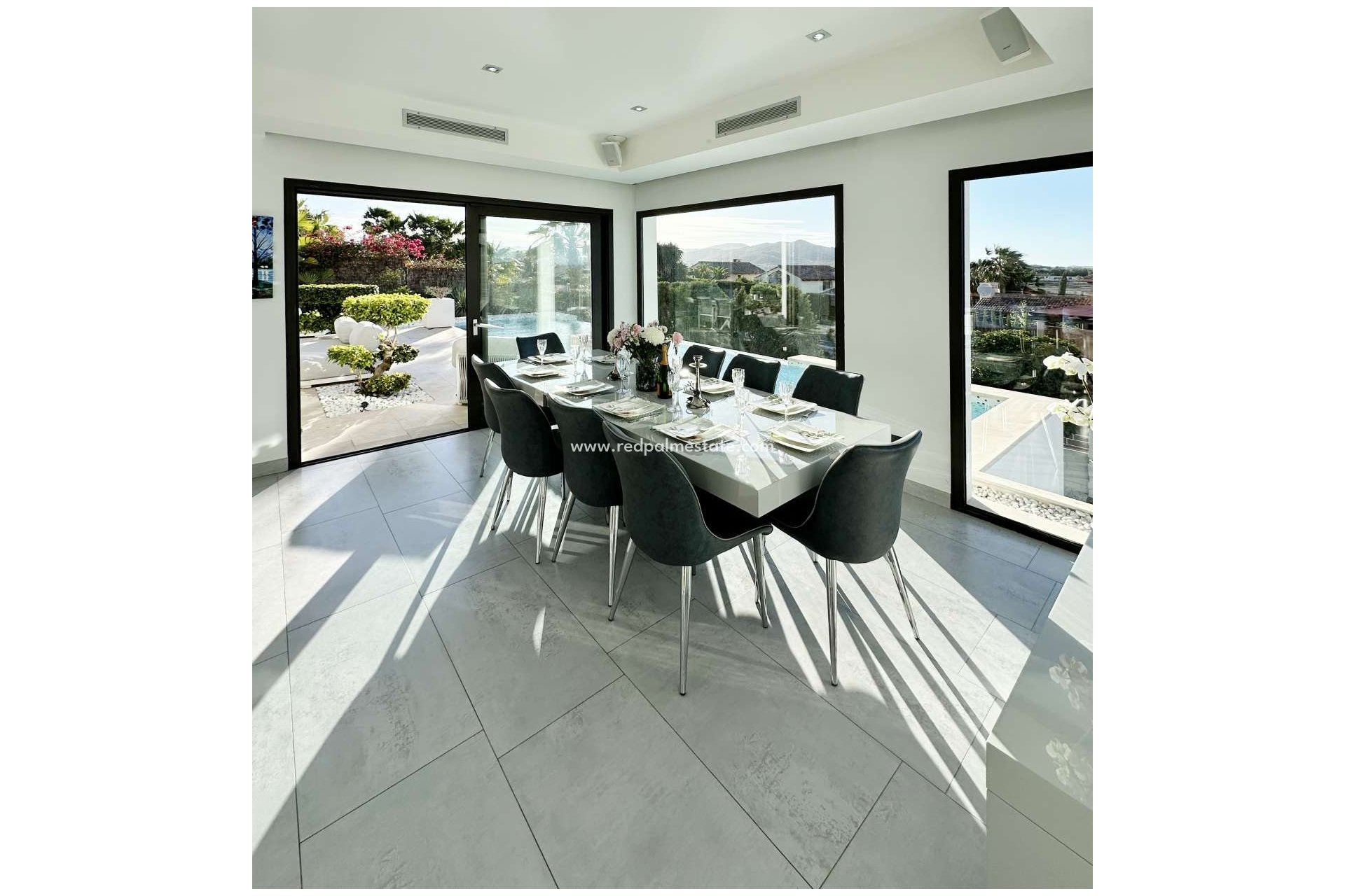 Resale - Villa -
Cansalades - Costa Blanca